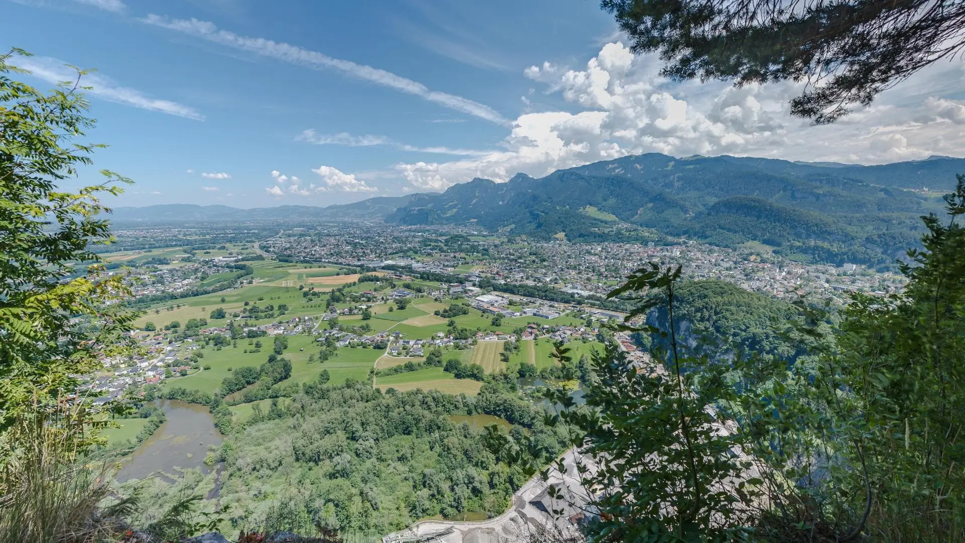 Blick auf Stadt und Berge im Sommer