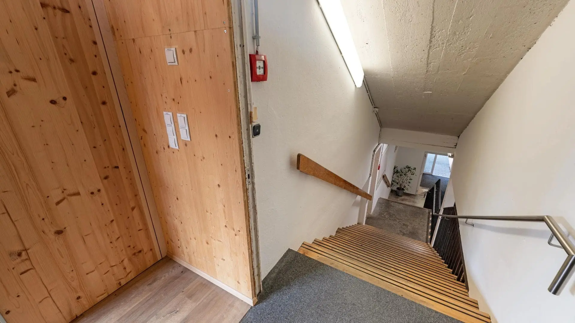 Treppenhaus mit Holzgeländer