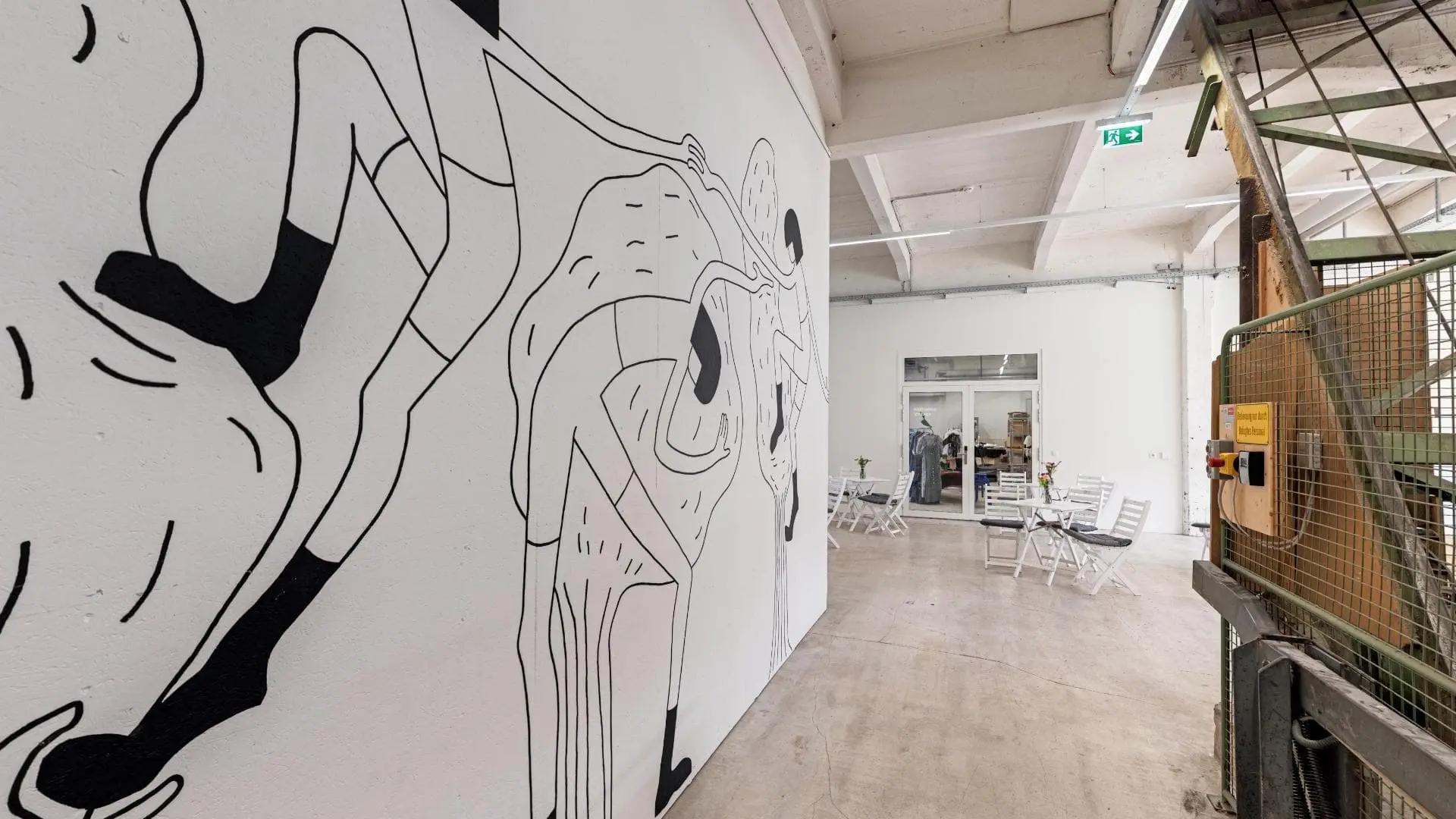 Moderne Wandkunst in hellem Innenraum