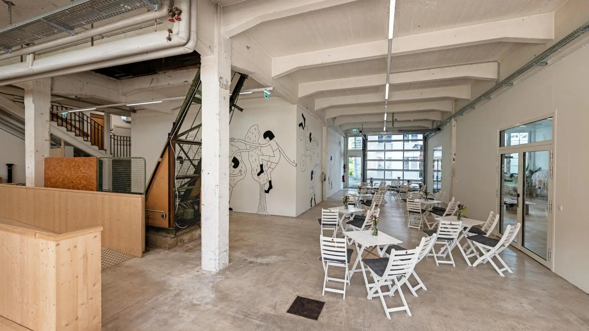 Moderner Innenraum mit Stühlen und Wandkunst.