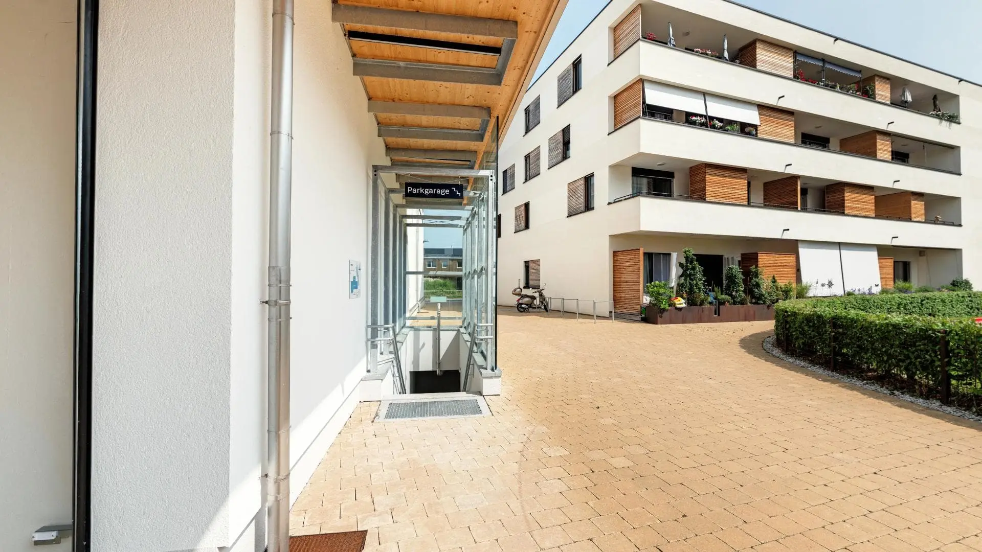 Eingang zur Tiefgarage neben Wohngebäude.
