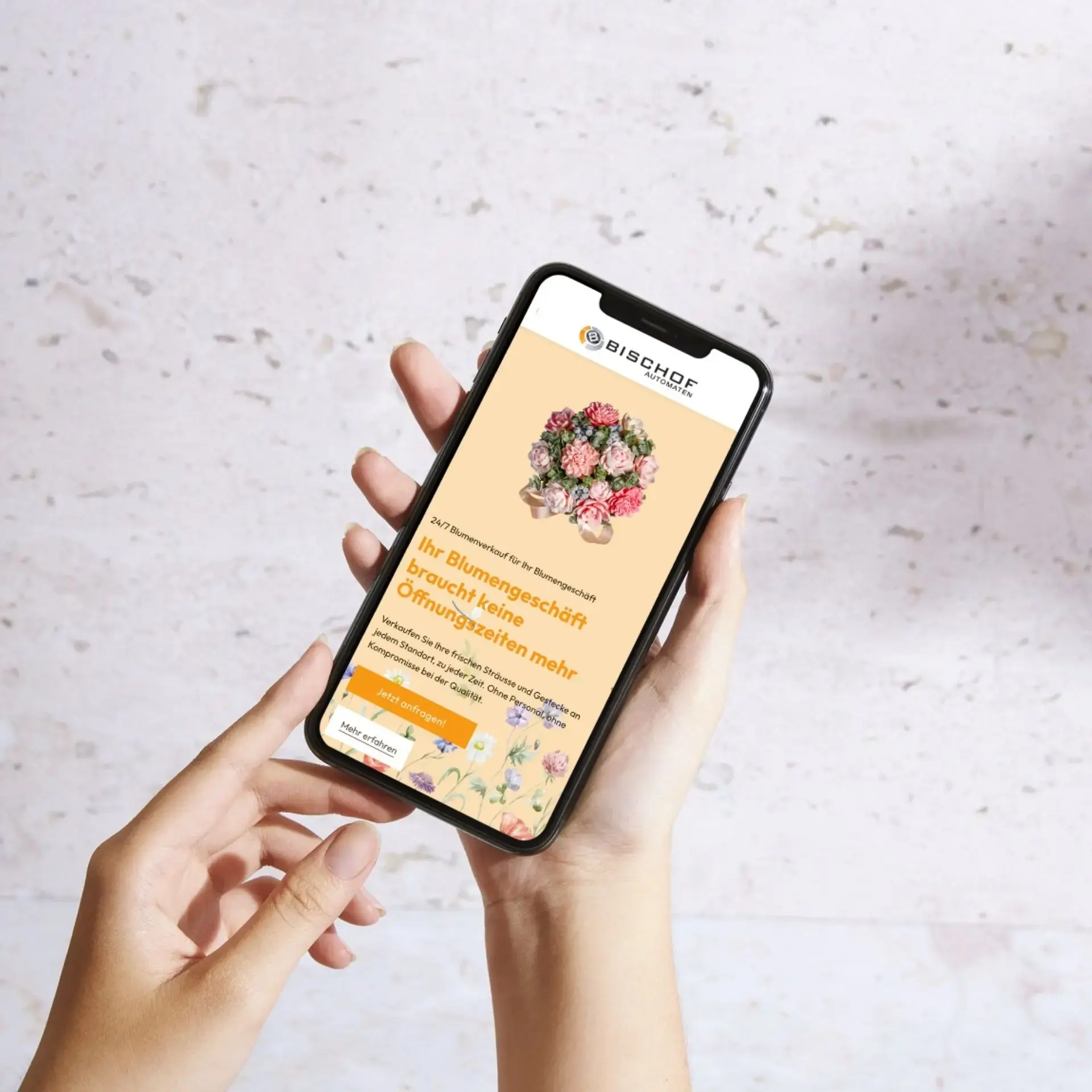 Smartphone mit Blumen-Webseite in Händen