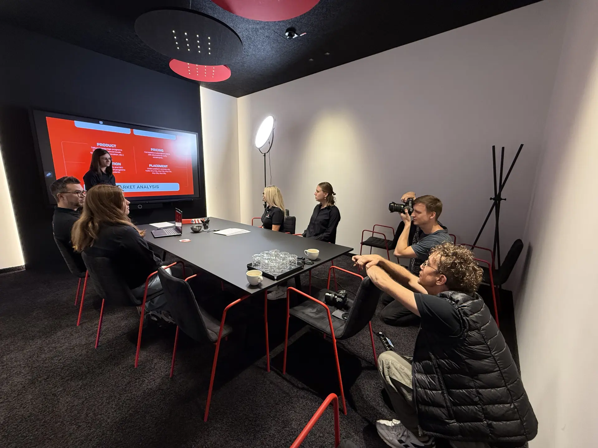 Gruppe bei Präsentation im Konferenzraum