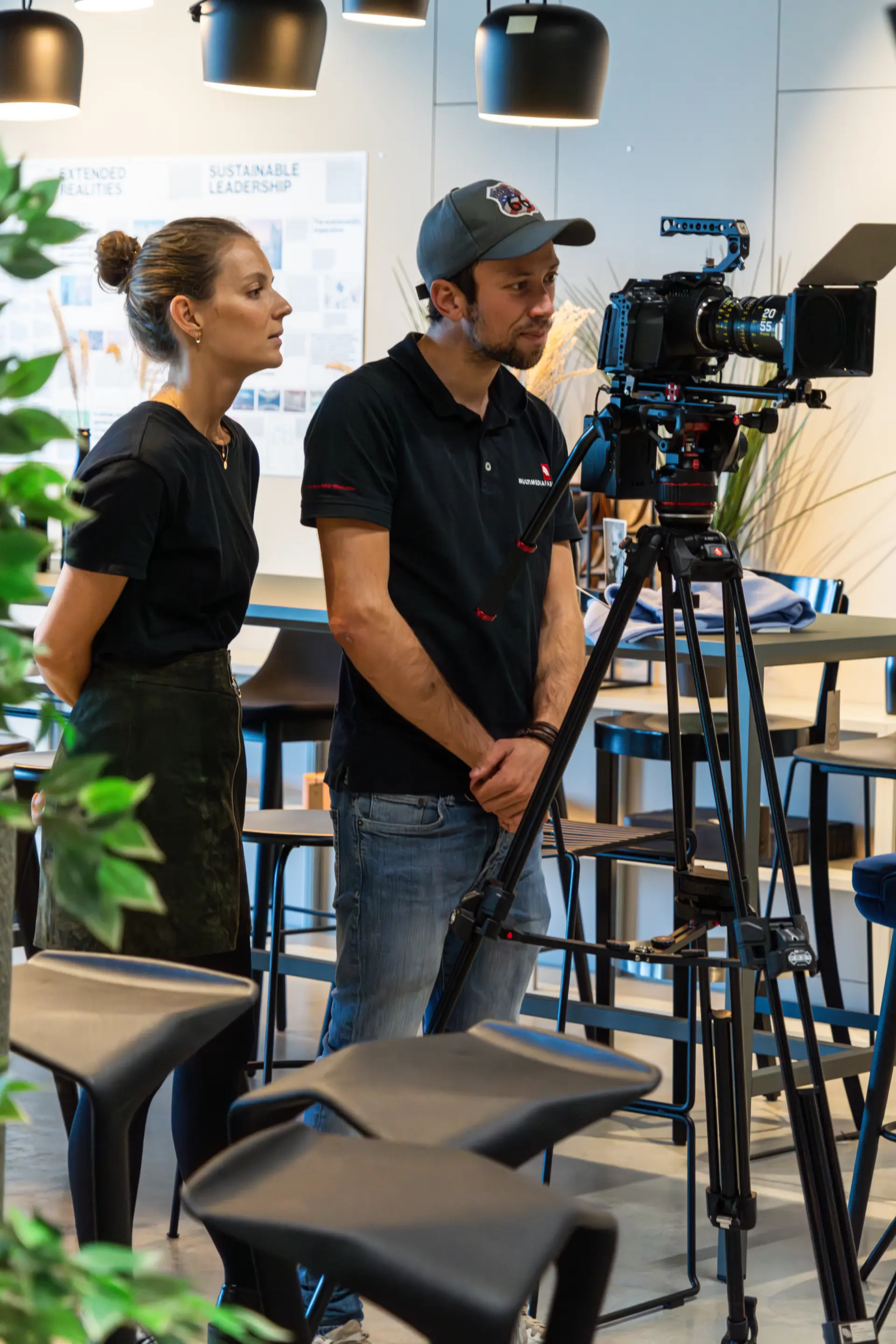 Zwei Personen filmen im Studio.