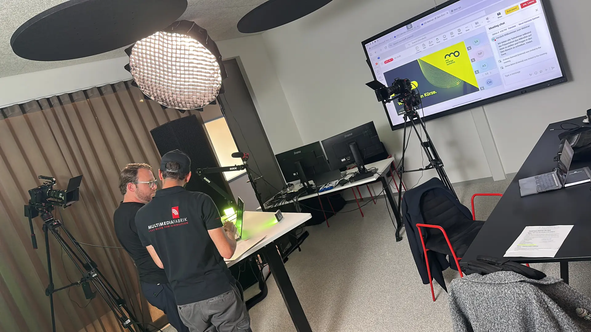 Videoproduktion mit Kameras und Lichtern im Studio