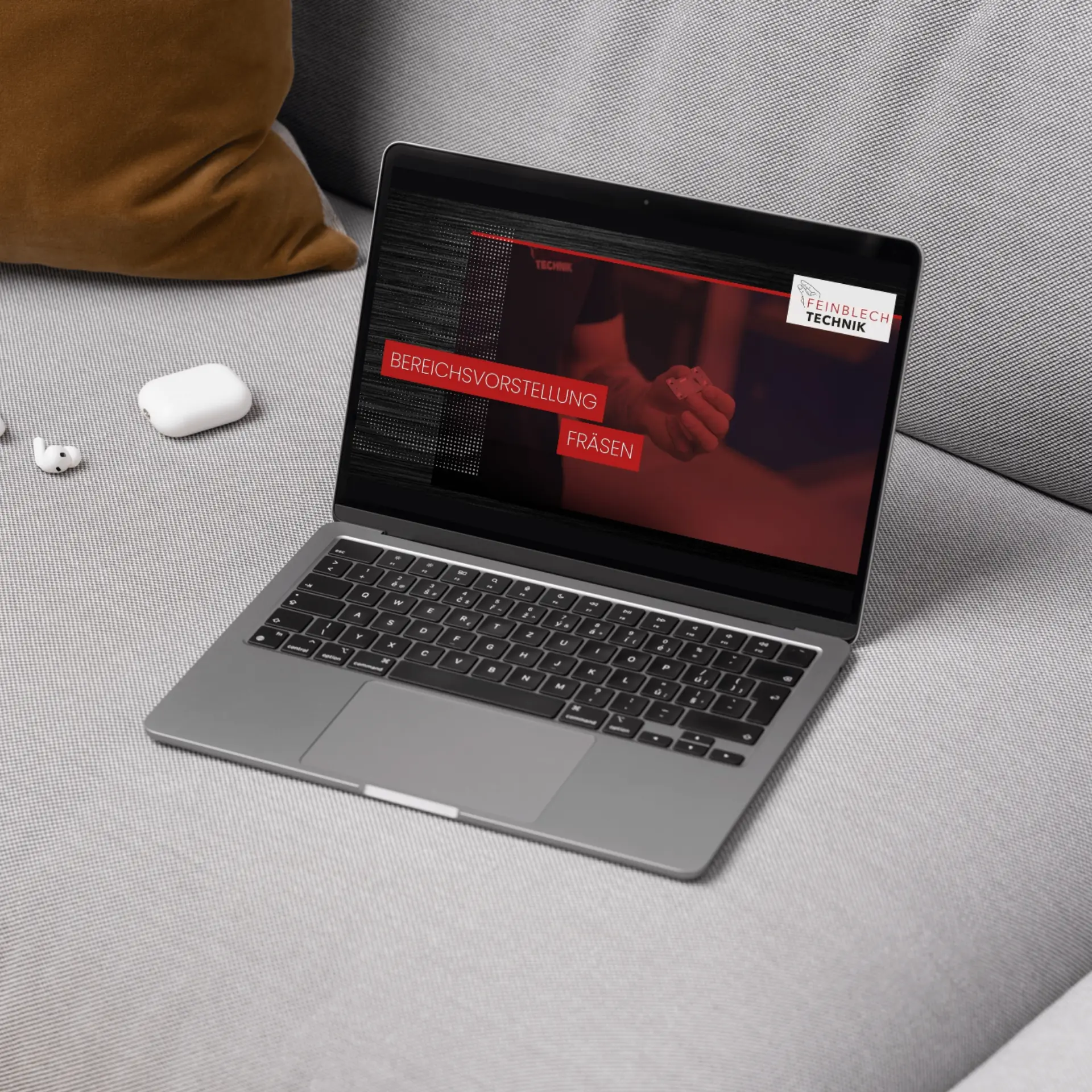 Laptop mit Präsentation auf dem Sofa