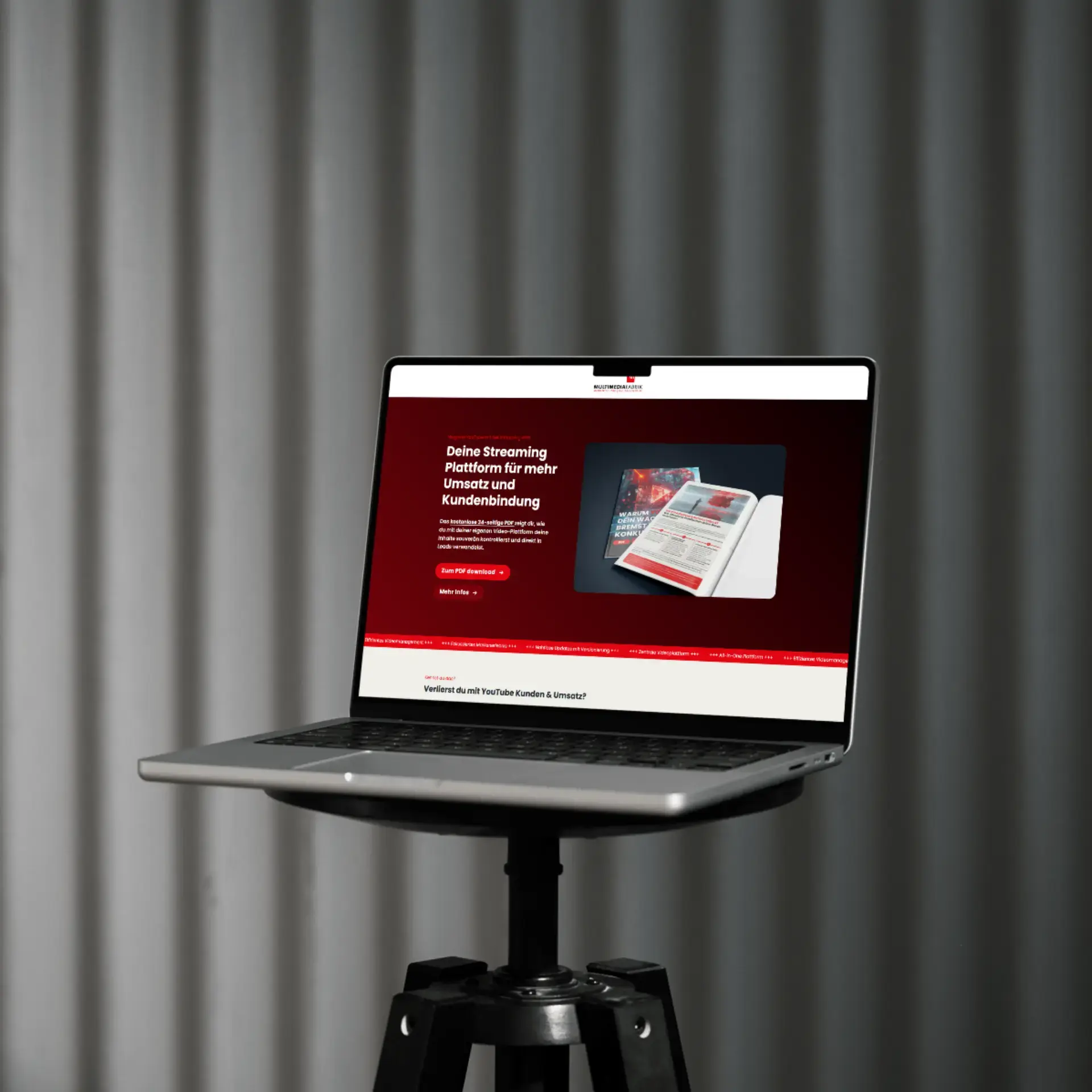 Laptop zeigt Streaming-Plattform Webseite auf Stativ.