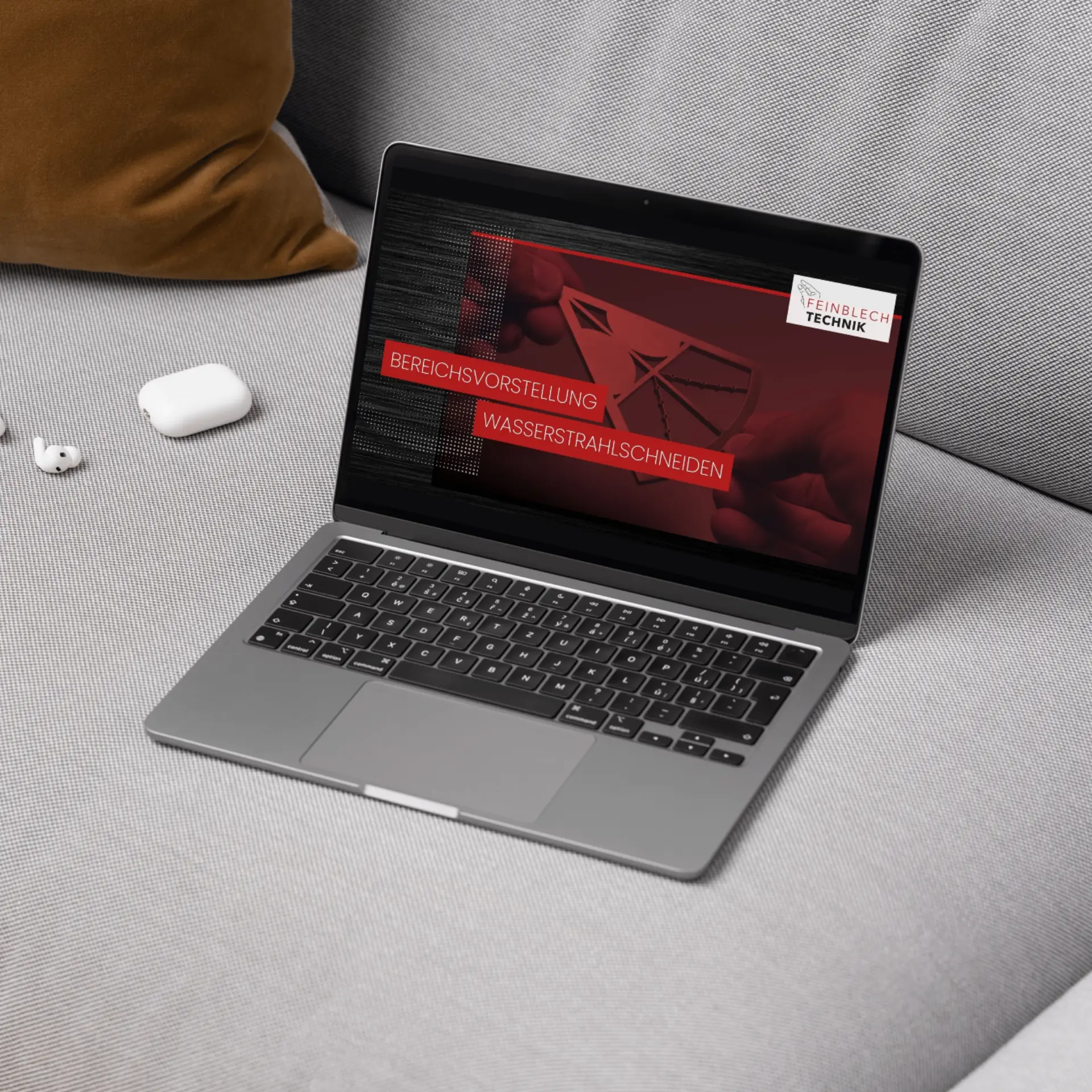 Laptop-Bildschirm mit Wasserschneidetechnik-Präsentation.