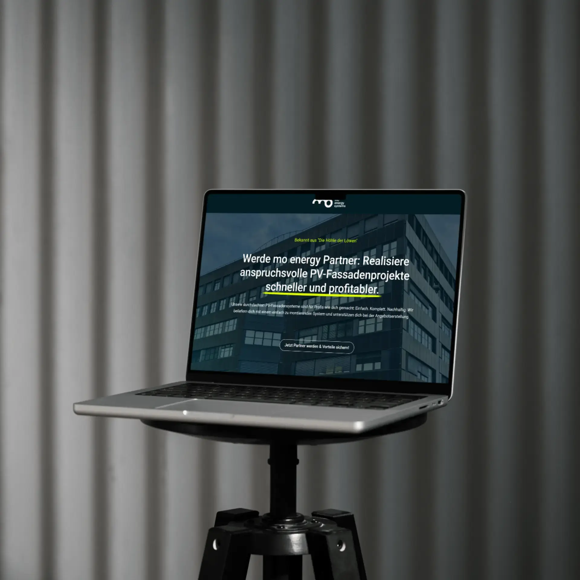 Laptop mit Webseite für PV-Fassadenprojekte.