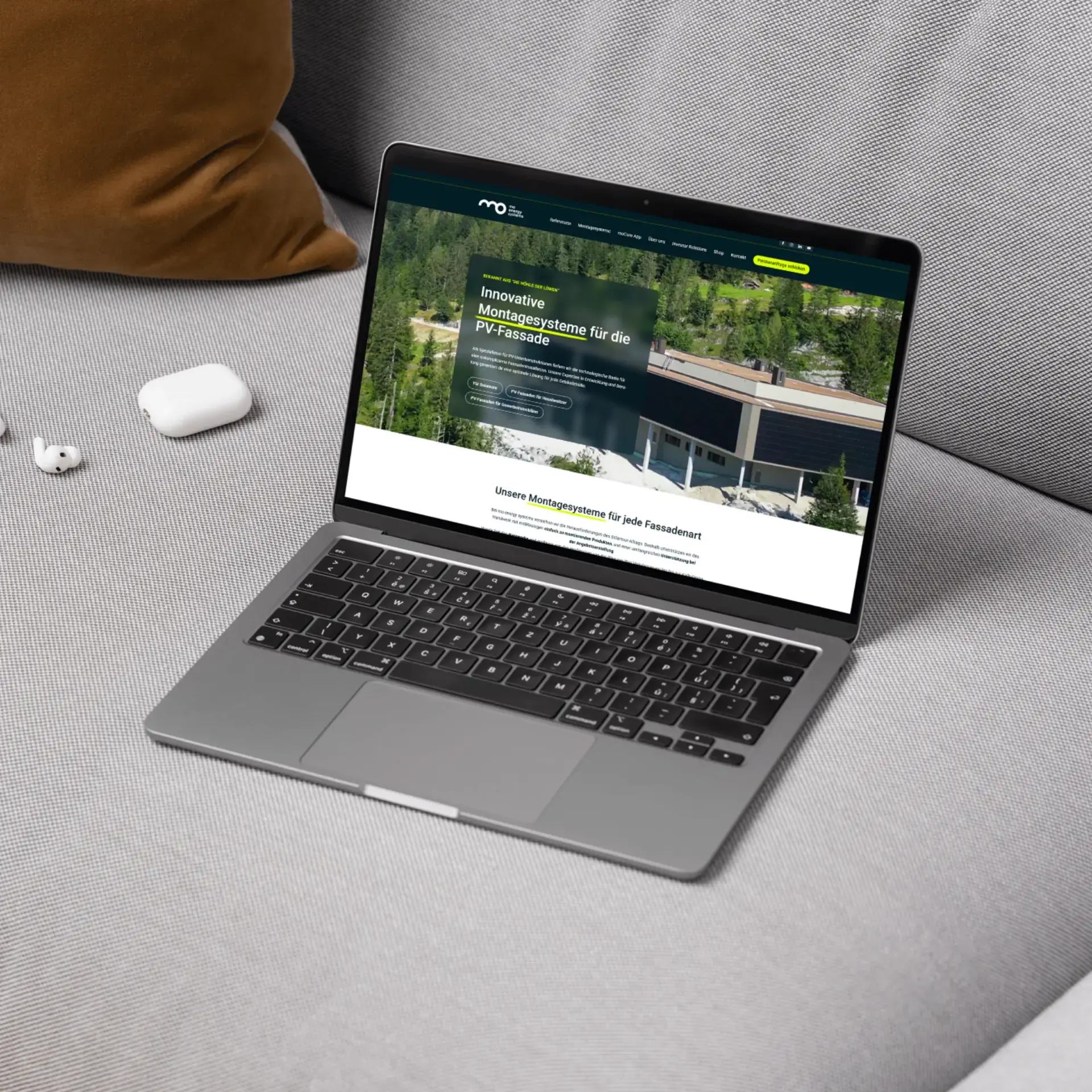 Laptop mit Webseite auf einem Sofa