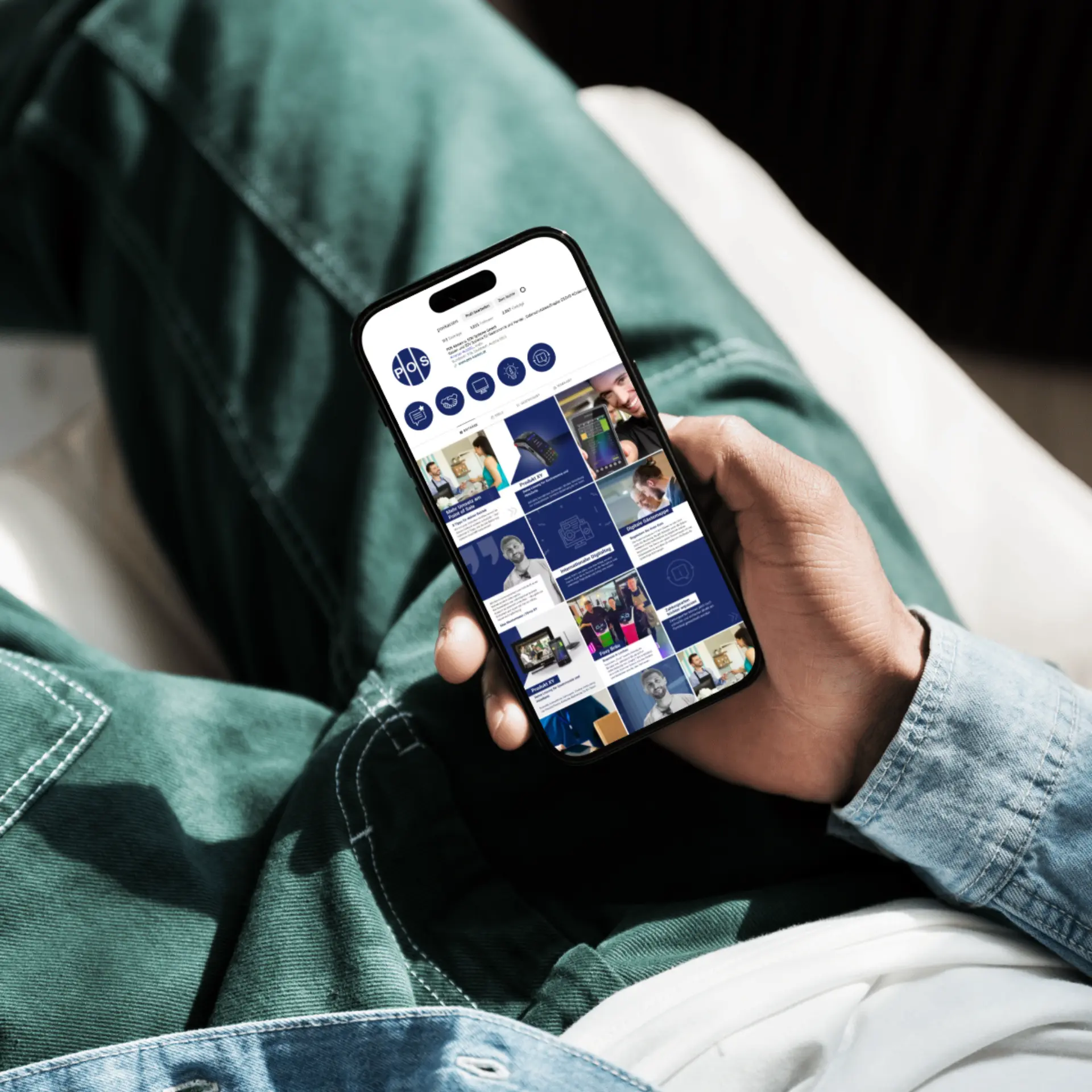 Person betrachtet Instagram auf Smartphone.
