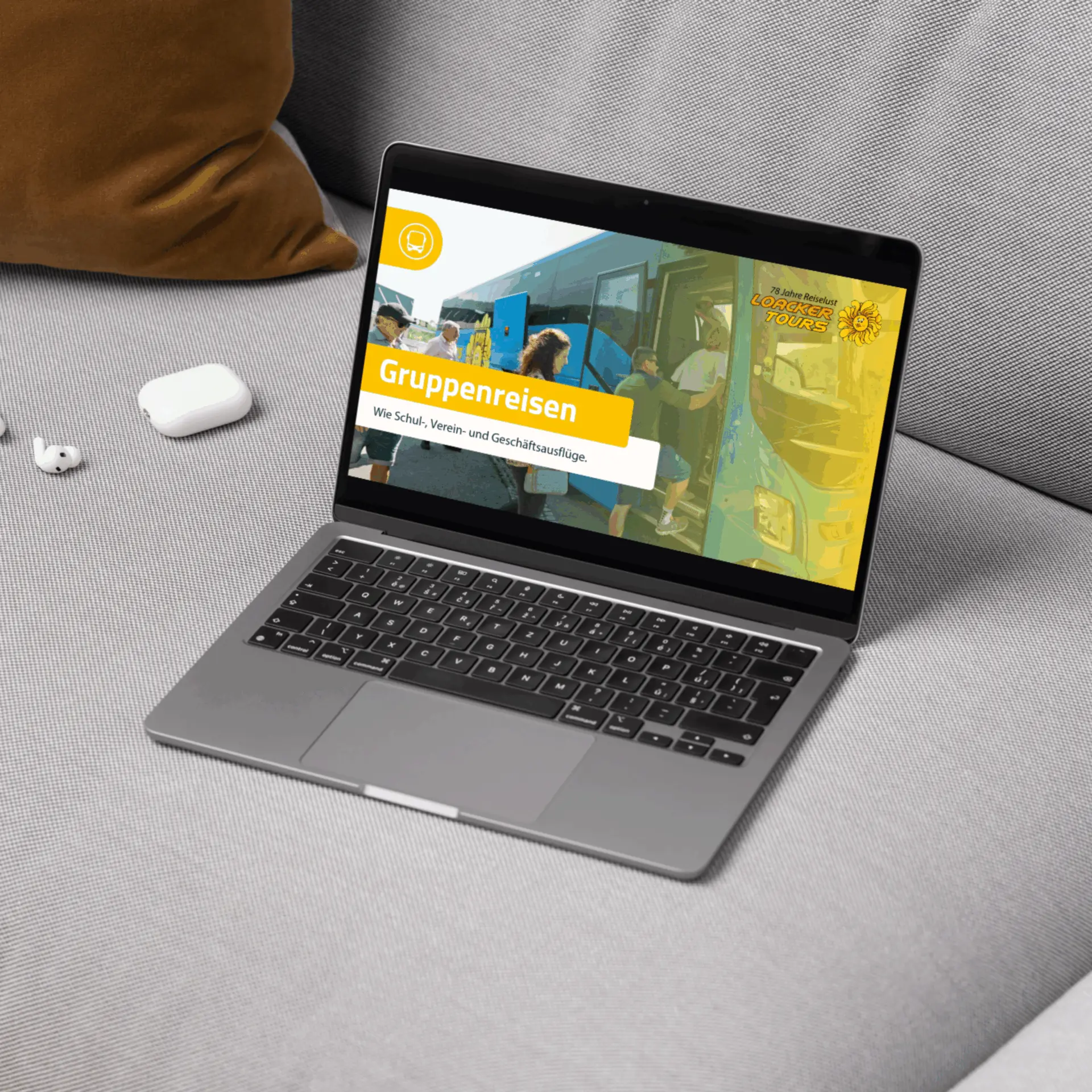 Laptop auf Sofa mit Gruppenreisen-Website