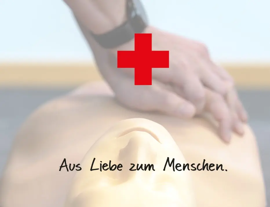 Erste-Hilfe-Kurs mit Herz-Kreislauf-Wiederbelebungspuppe.