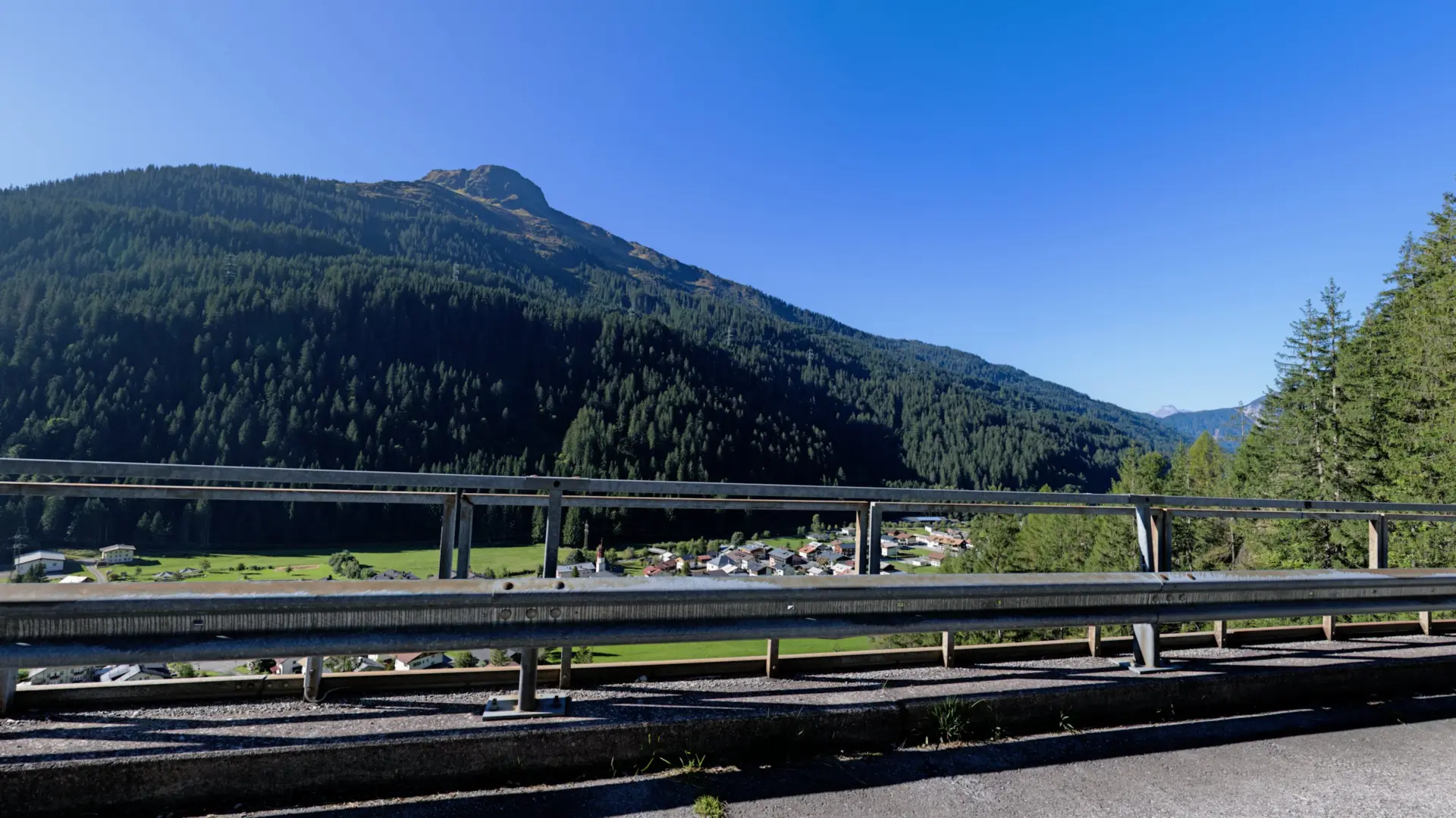 Berglandschaft mit Tal und Absperrung im Vordergrund