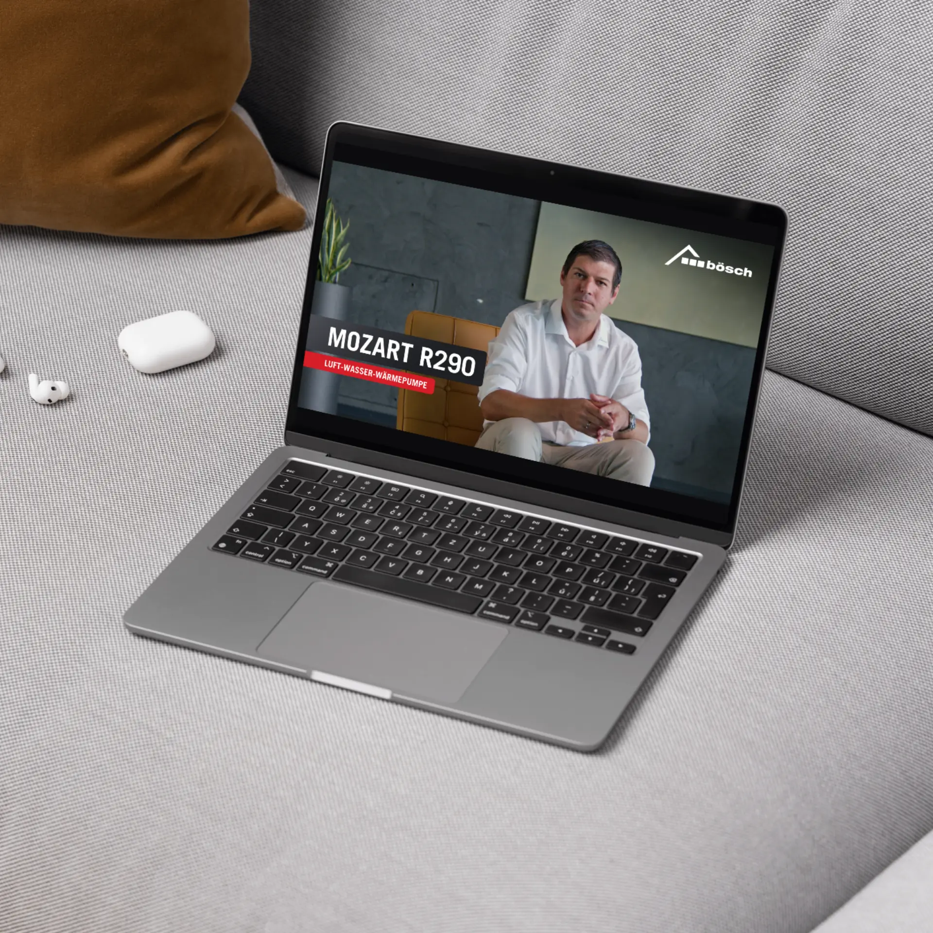Laptop mit Video über Wärmepumpe
