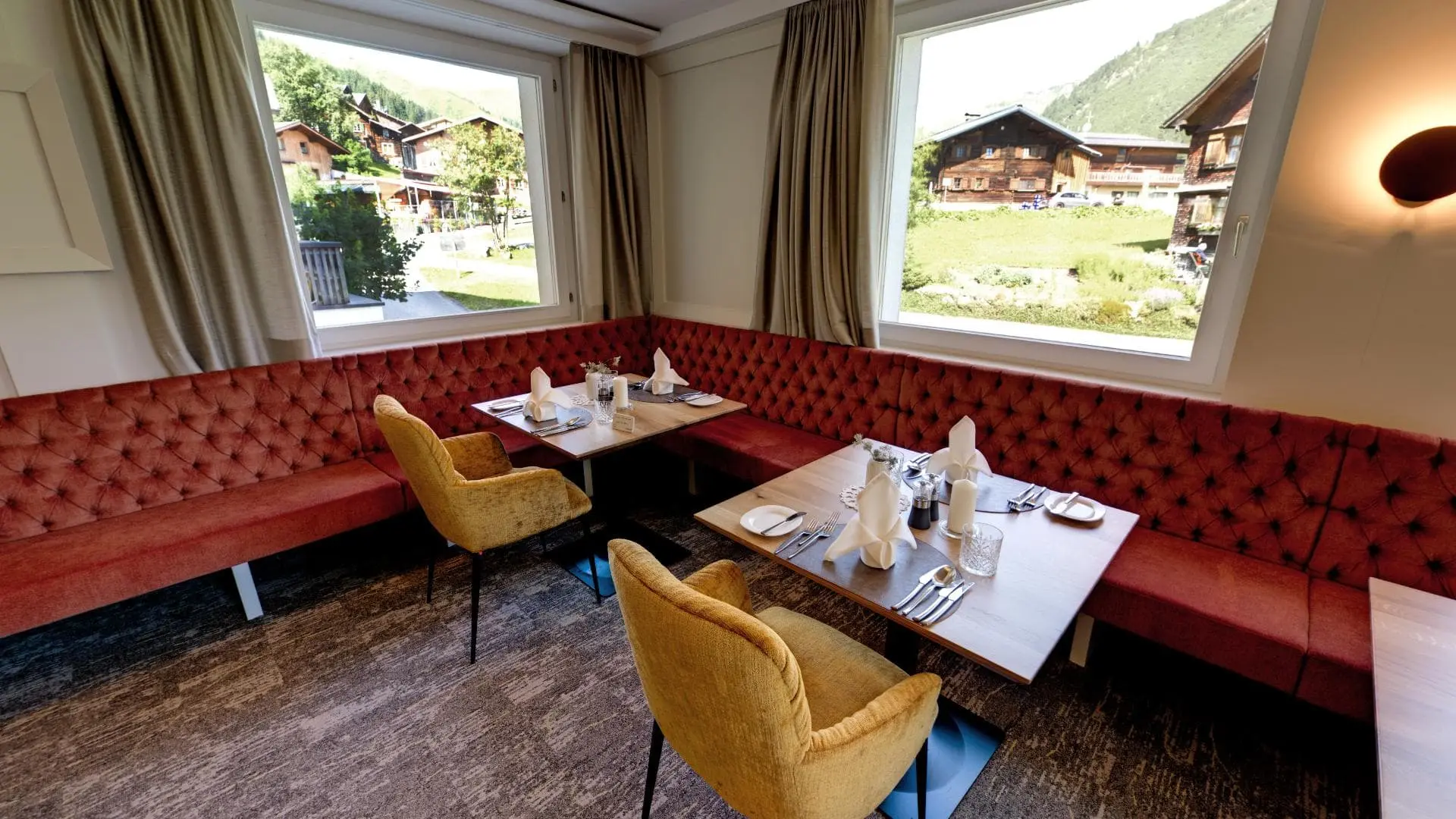 Restaurant mit Bergblick und gedeckten Tischen