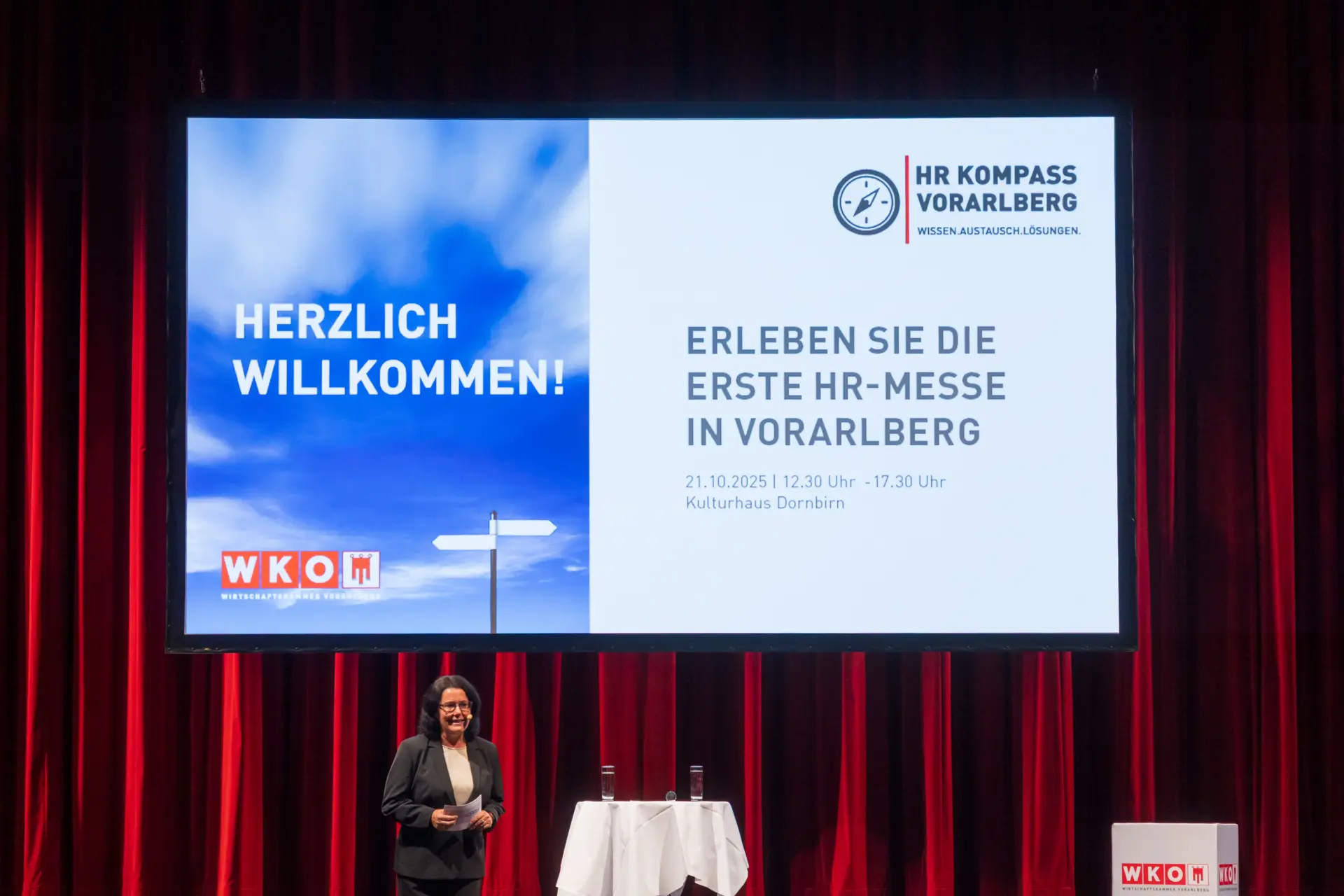 Bühne mit Willkommens- und Messeankündigung.