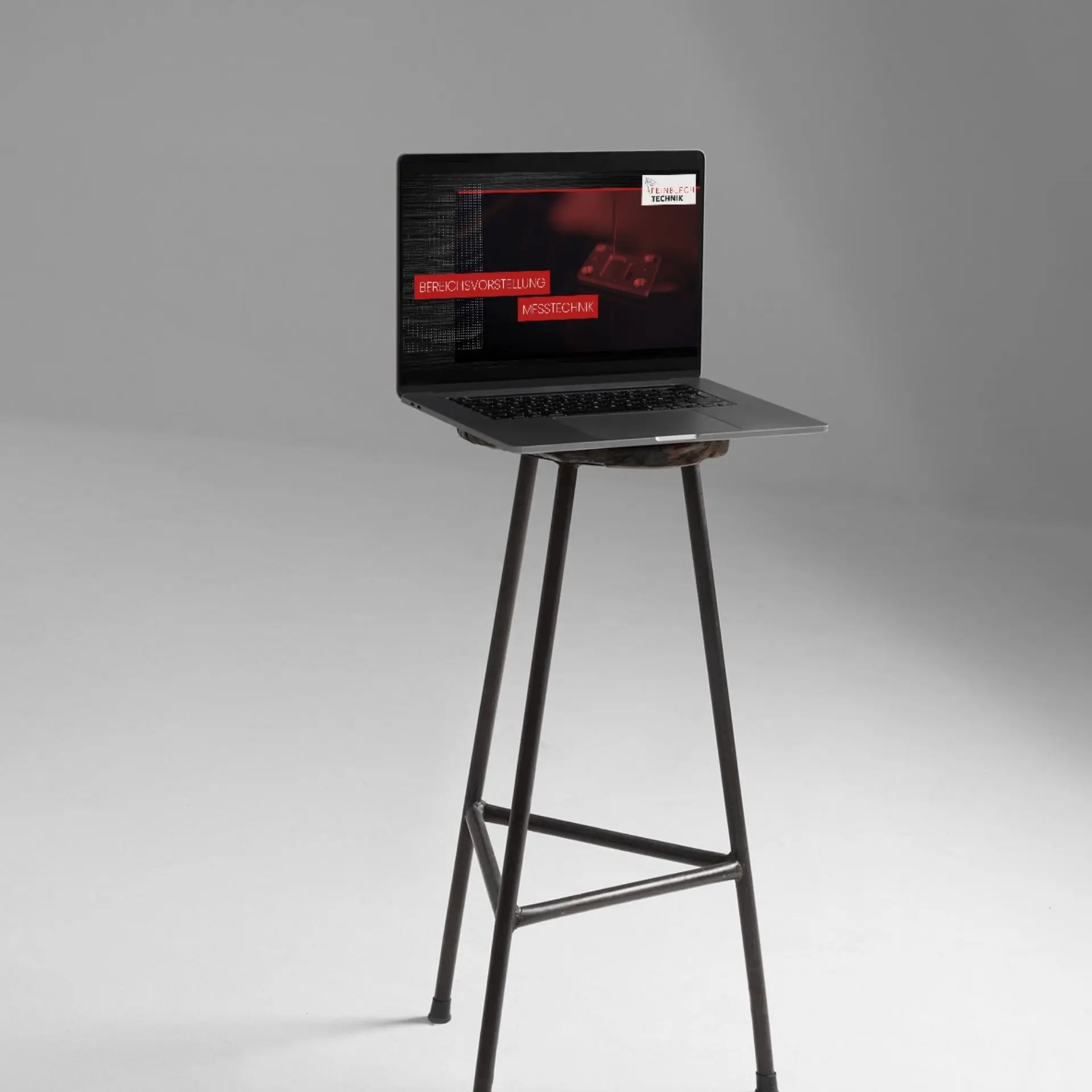 Laptop auf einem Hocker im Studio