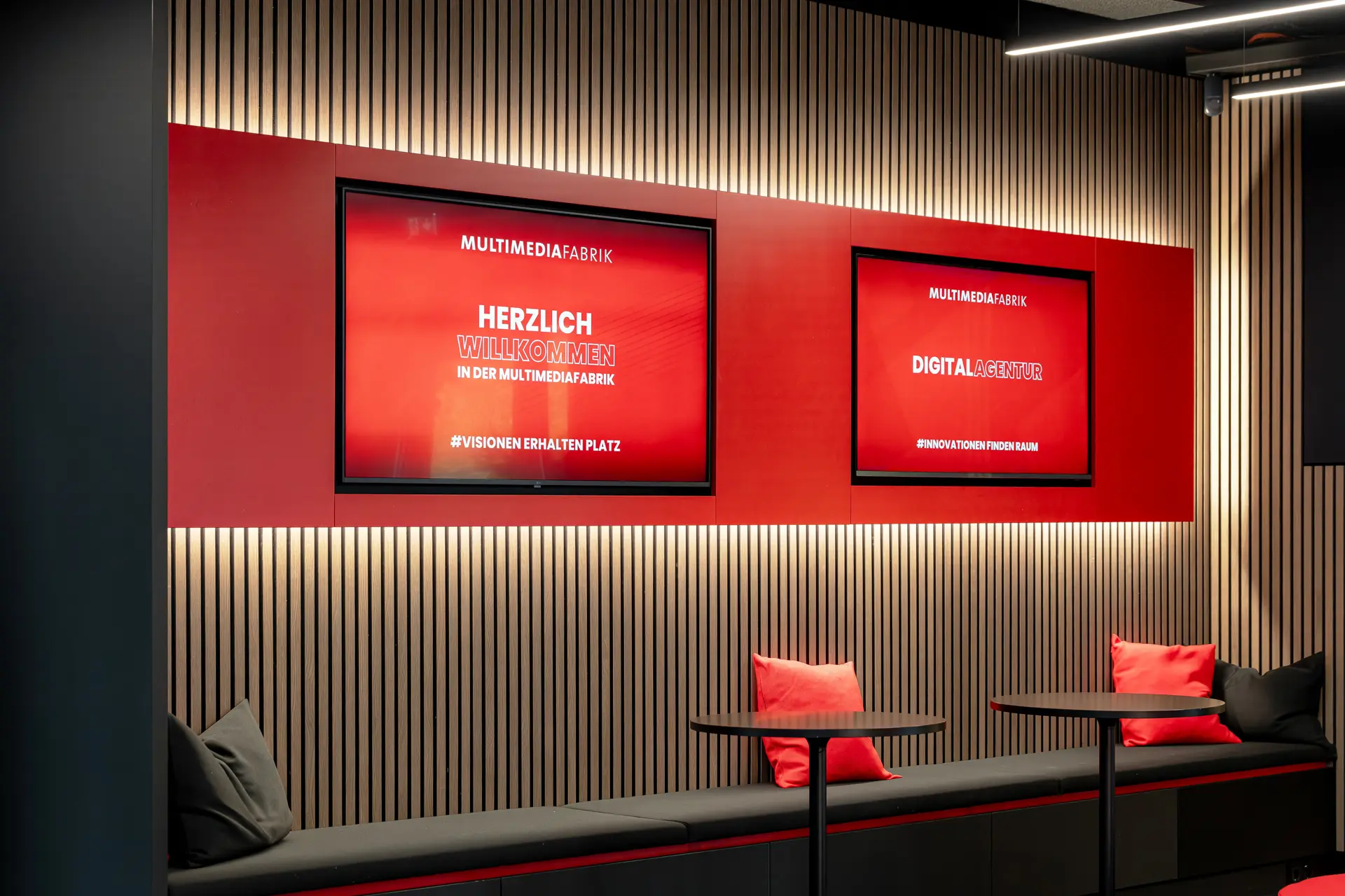 Rote Werbedisplays in einem modernen Raum.