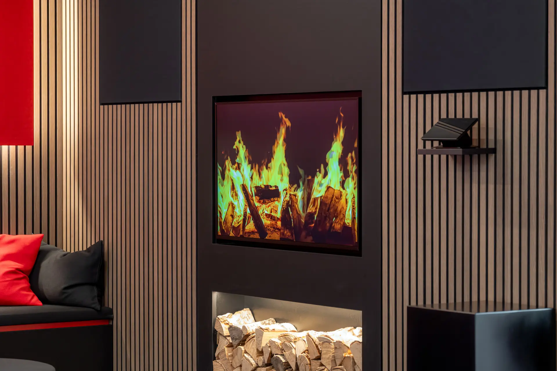 Moderne Wand mit Kamin und Holzlager.