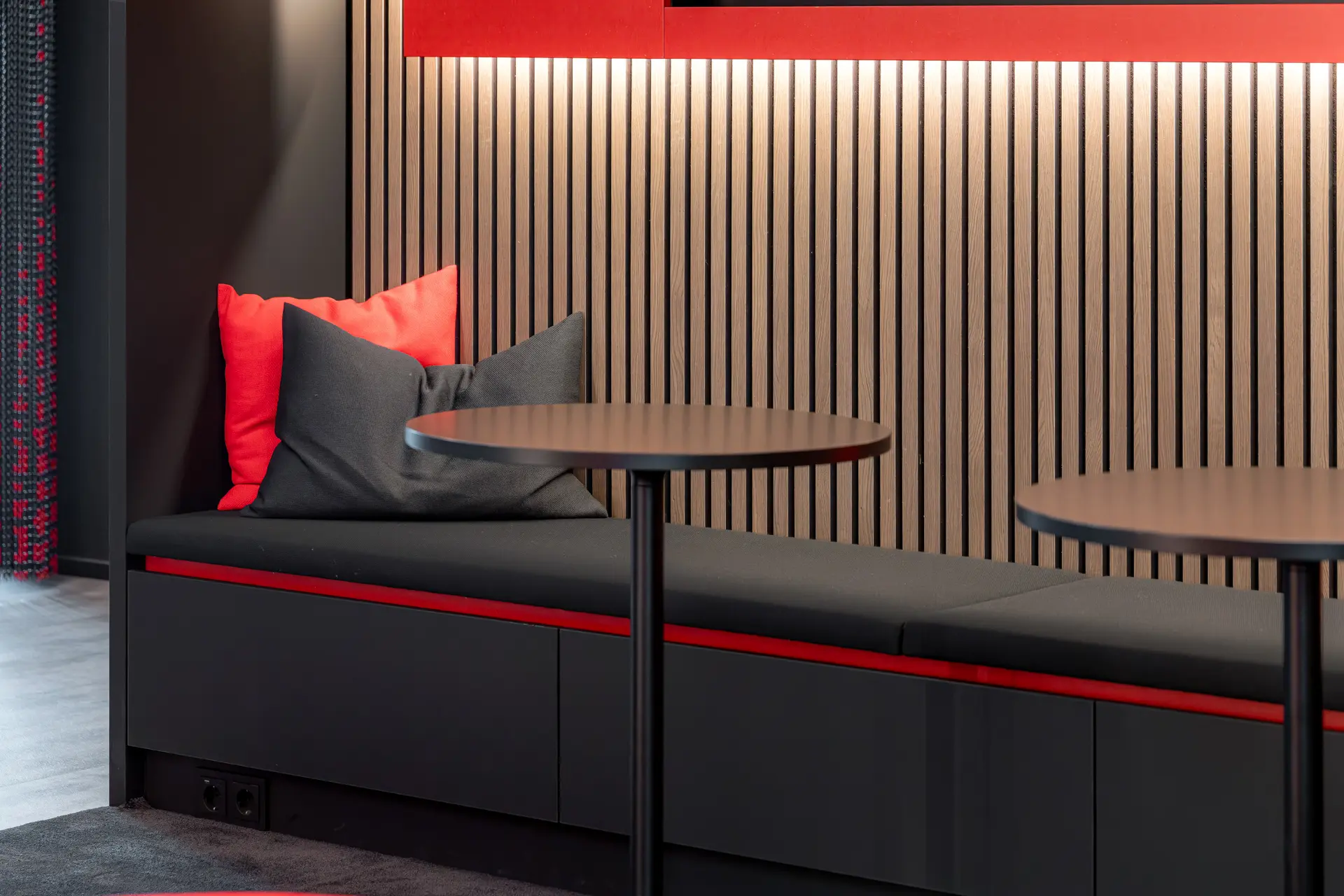 Moderne Sitzecke mit Tisch und Kissen