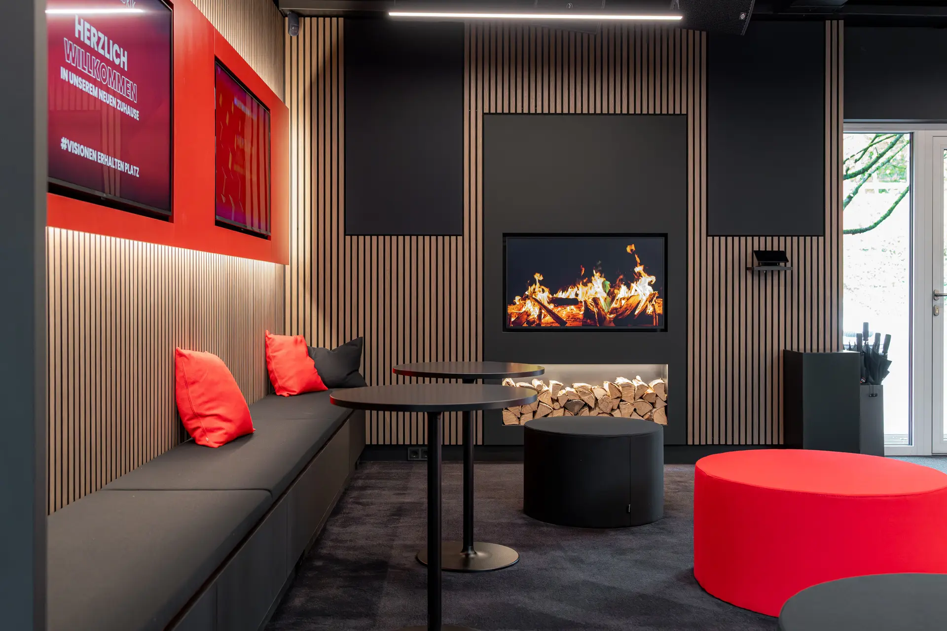 Moderne Lounge mit Kamin und Sitzkissen.