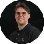 Person mit Brille, schwarzem Polo-Shirt, lächelt freundlich