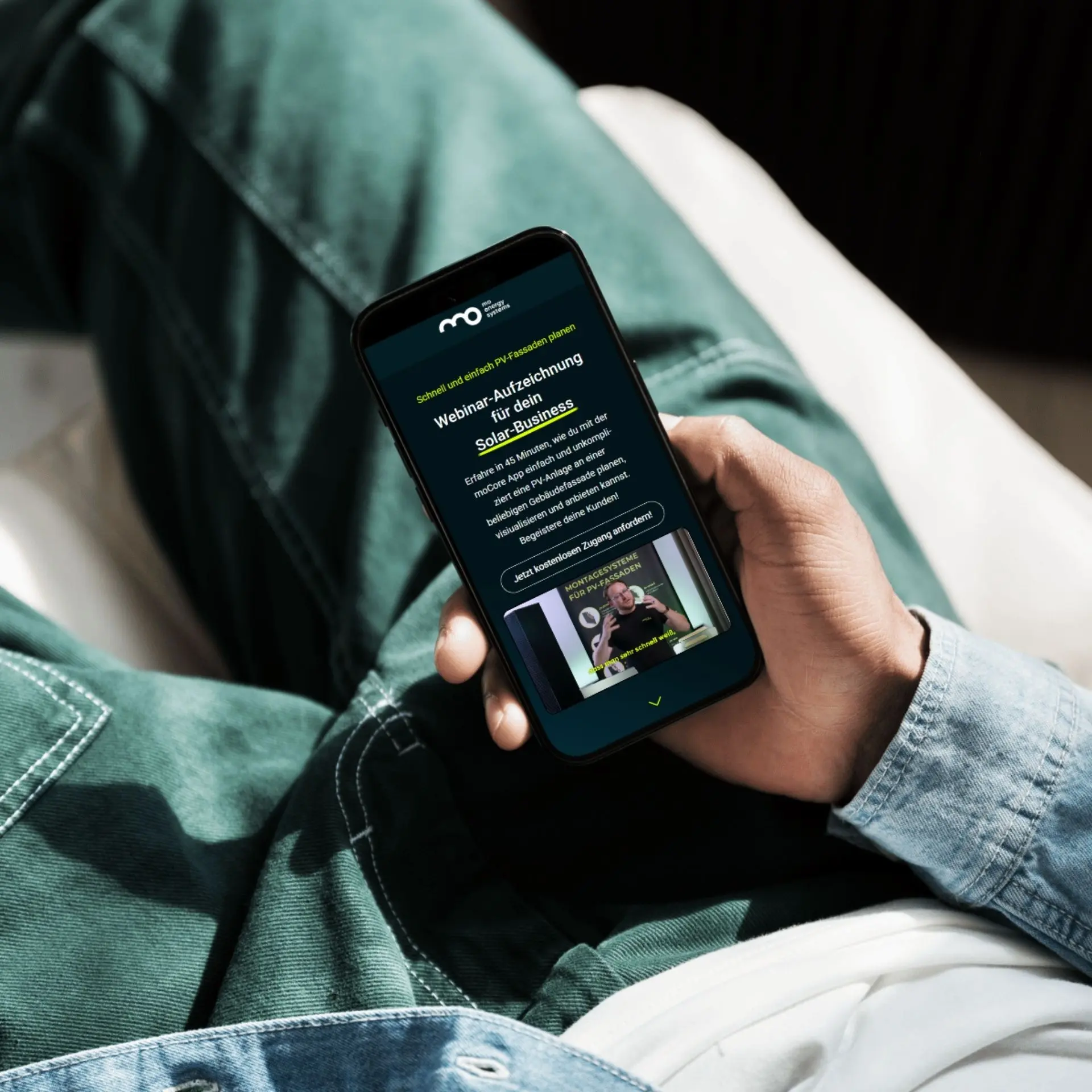 Person liest Webinar-Einladung auf Smartphone