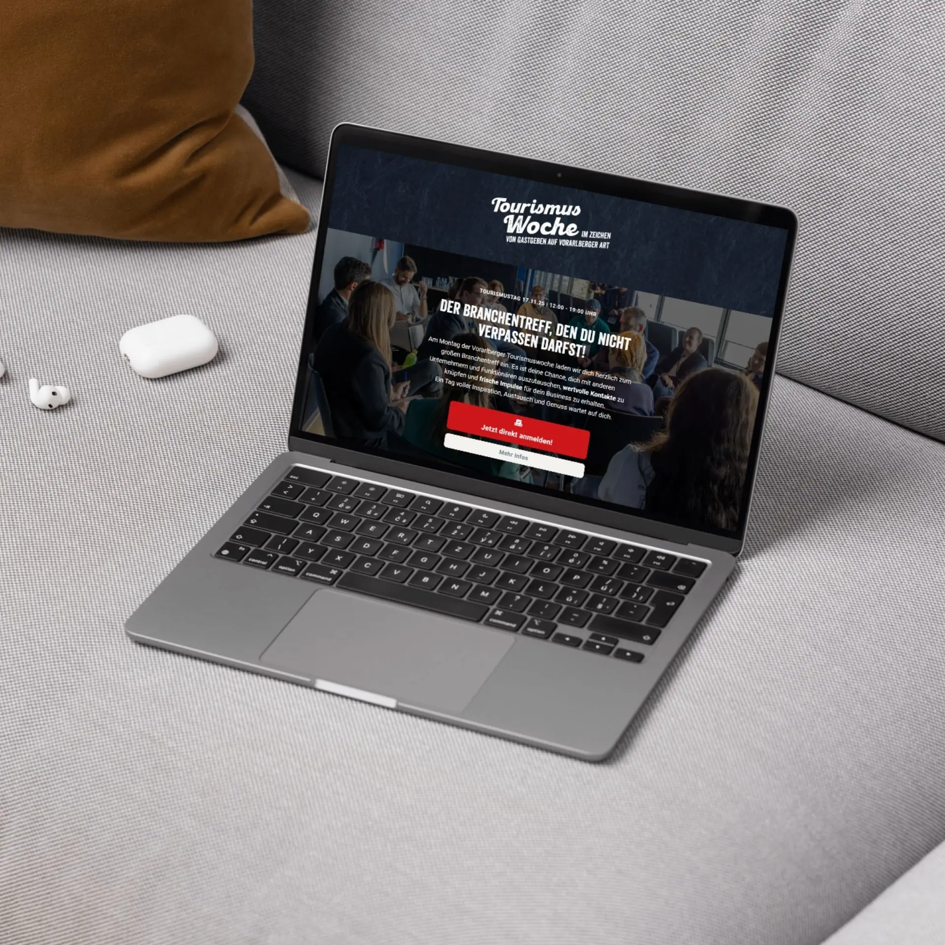 Laptop mit geöffneter Webseite auf Couch