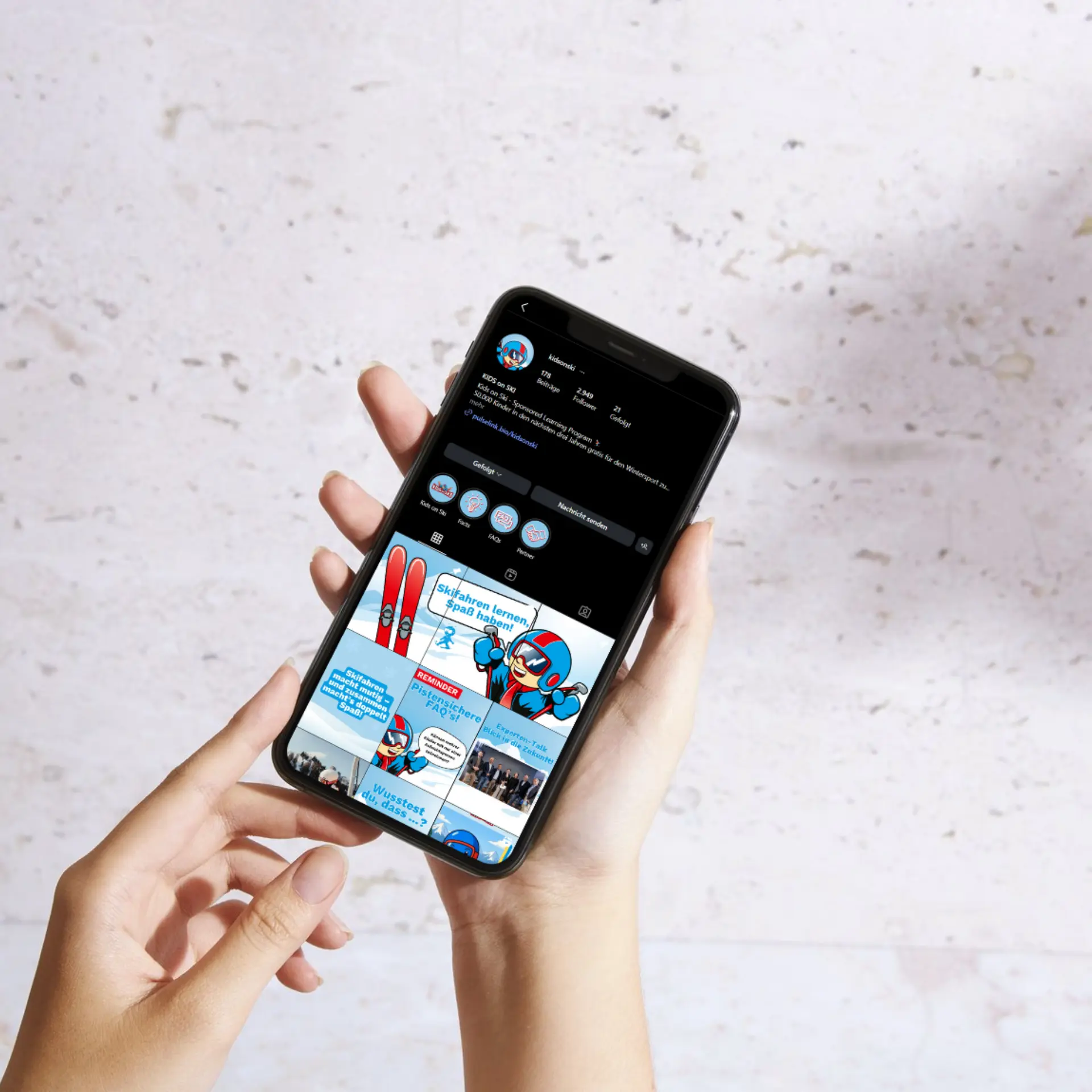 Person hält Smartphone mit Social-Media-App geöffnet.