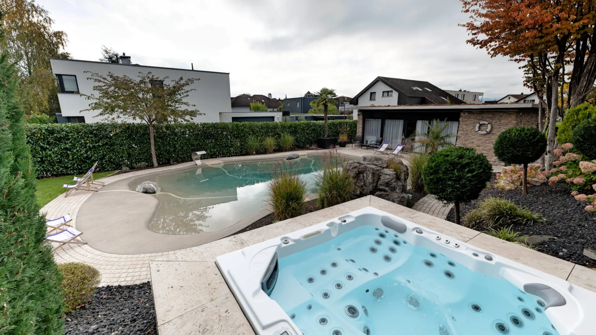 Garten mit Pool und Whirlpool
