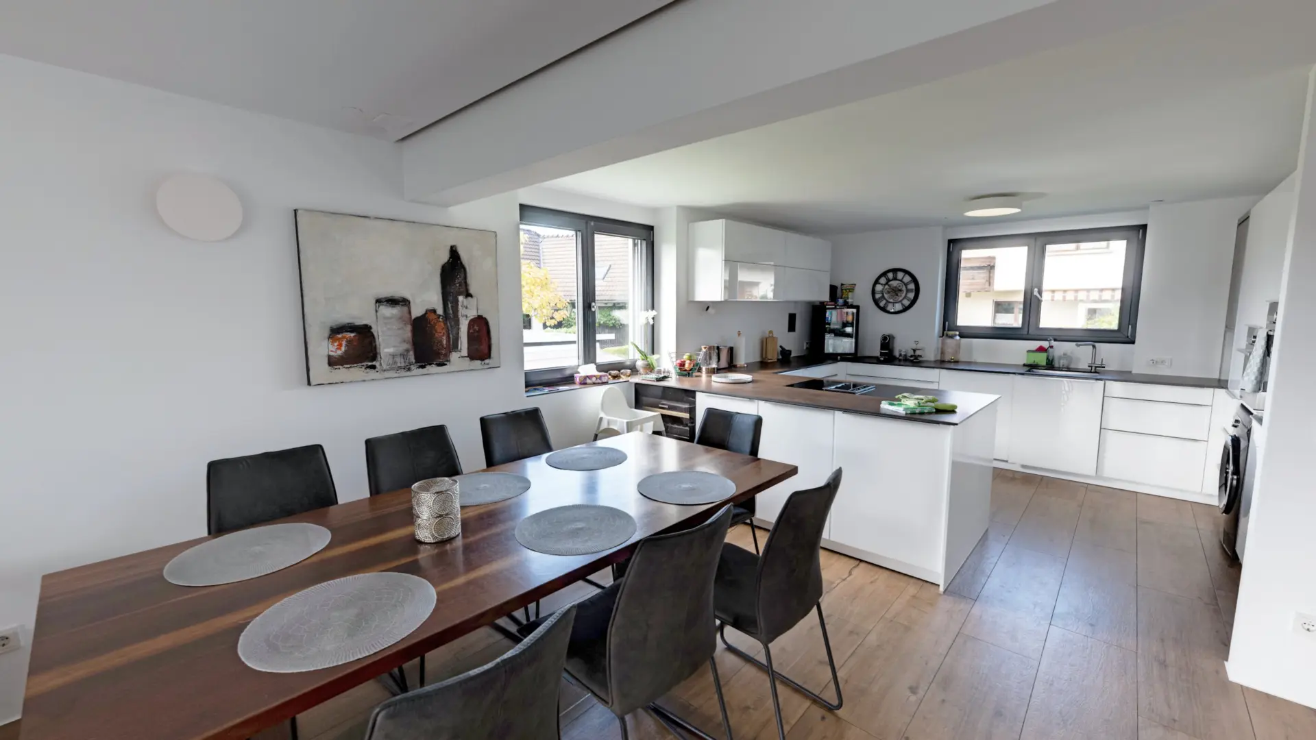 Moderne Küche mit Esstisch und Stühlen.