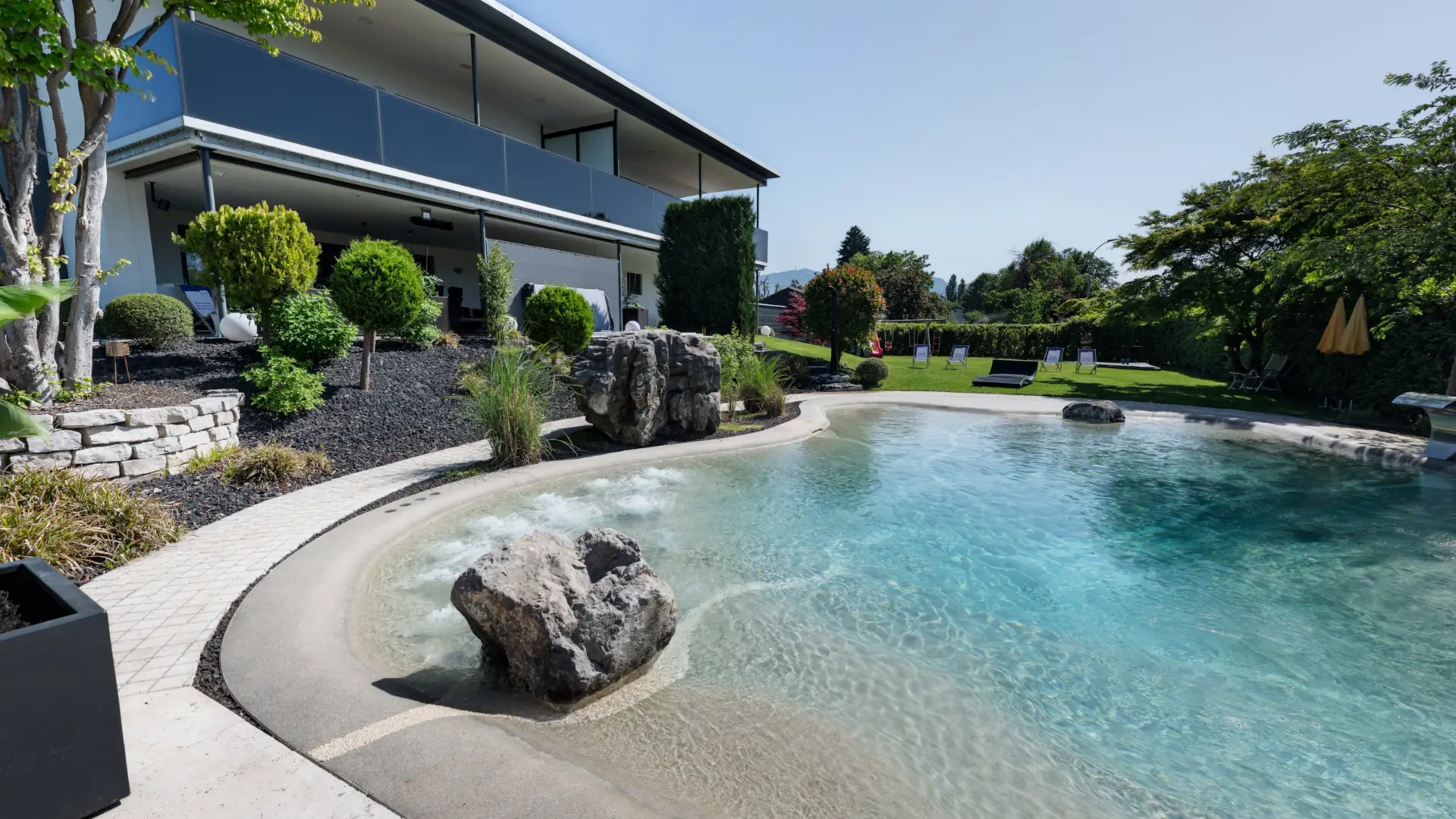 slides node36 blaue lagune hard vor poolhaus