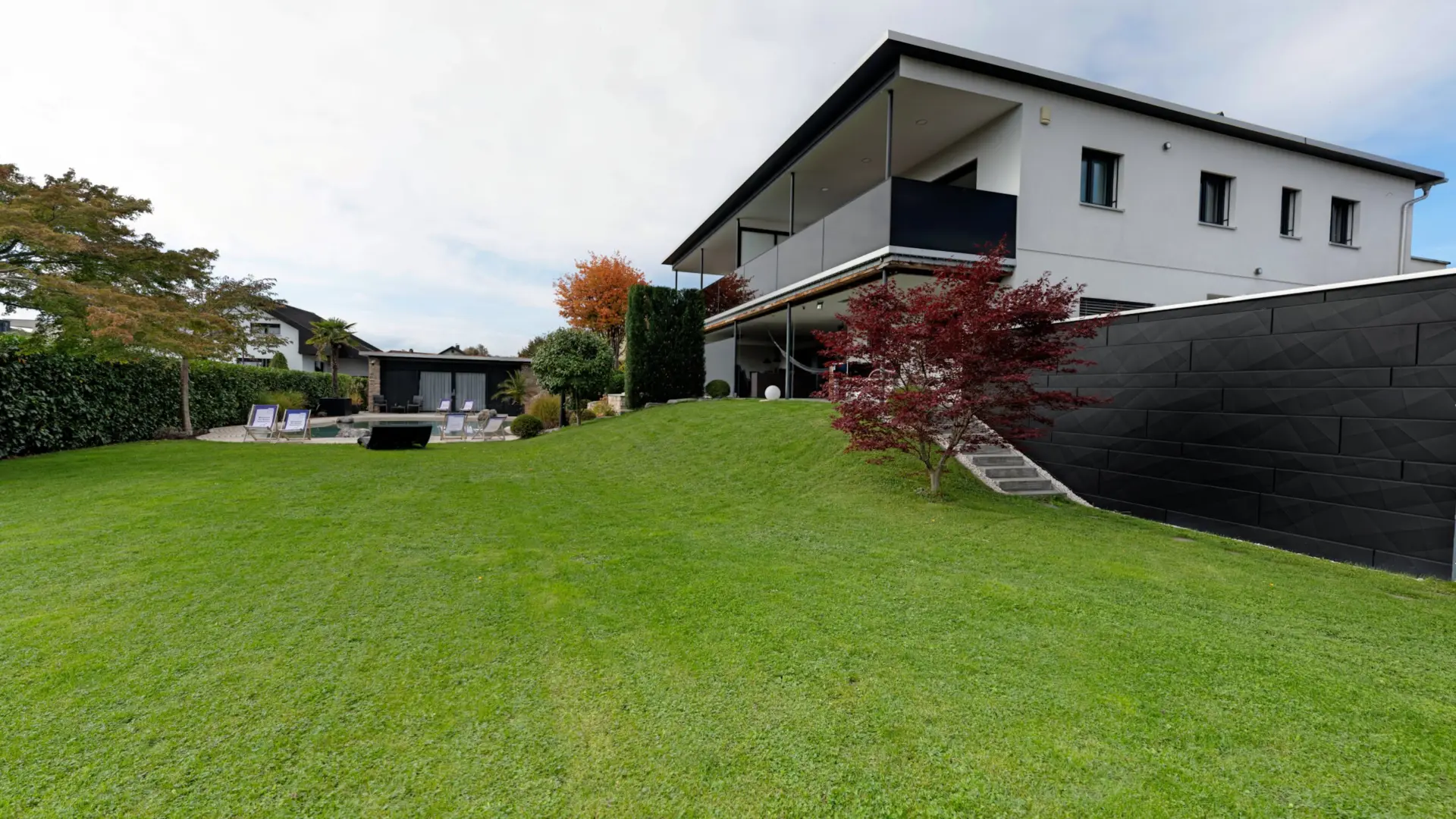 Modernes Haus mit großem Garten