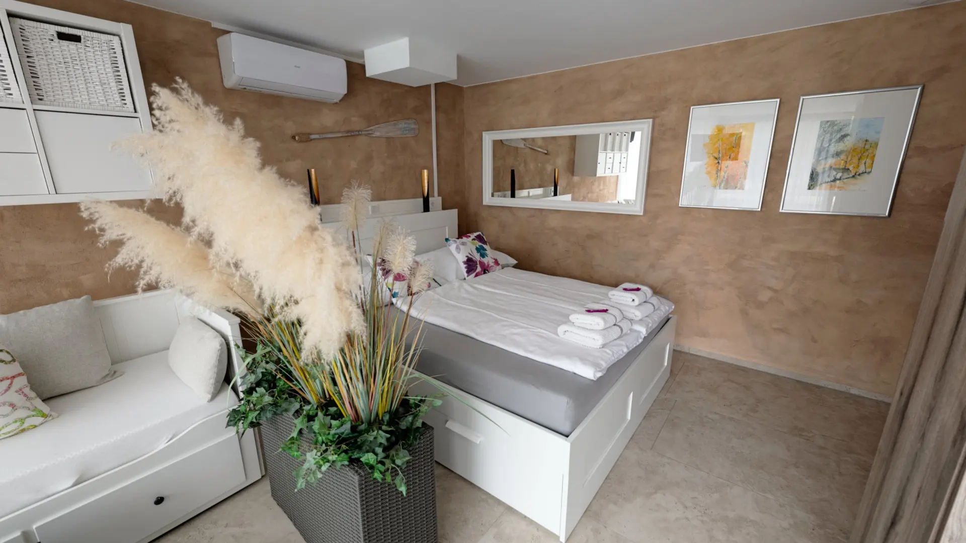 Modernes Schlafzimmer mit Bett und Dekoration