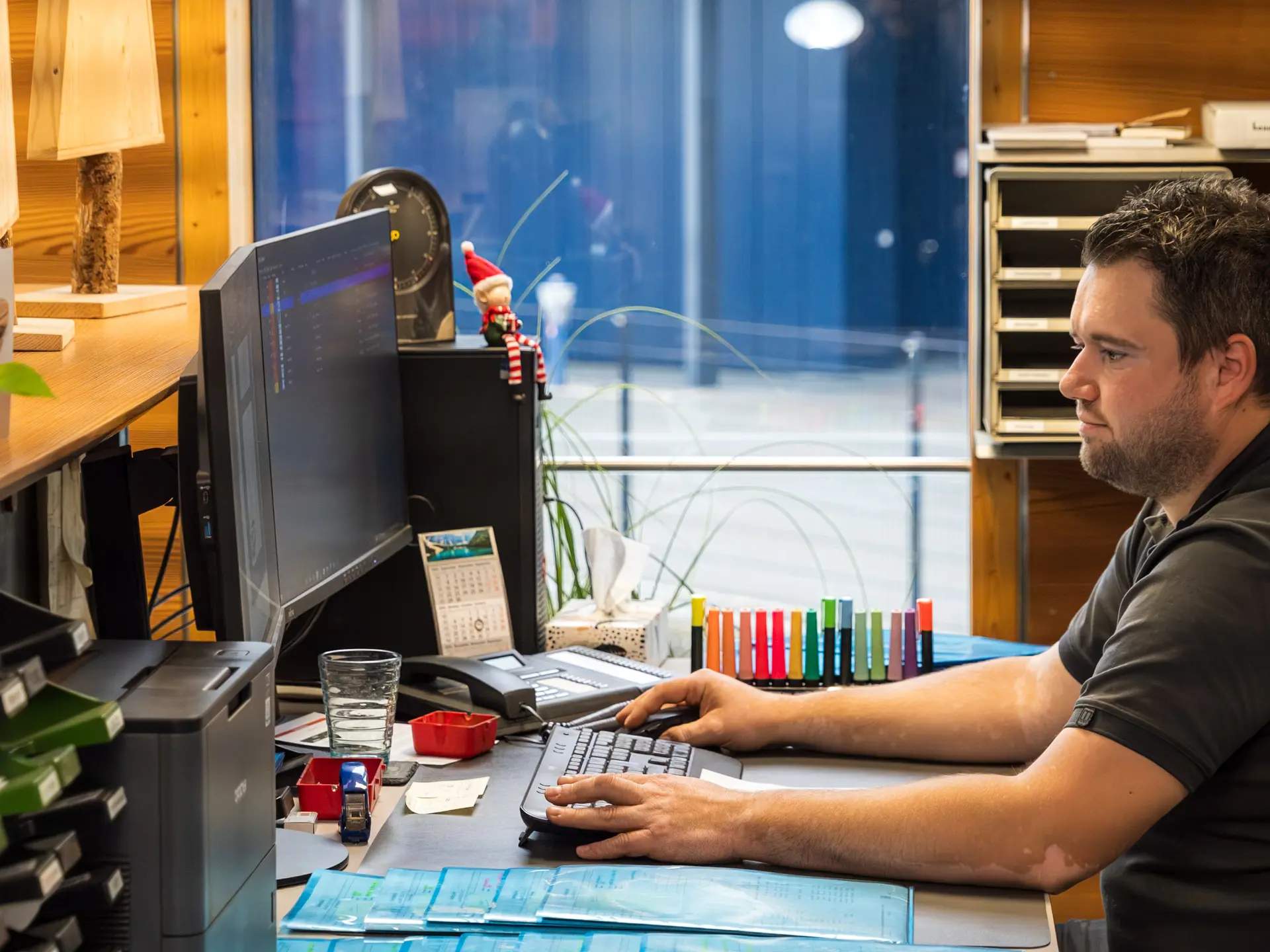 Mann arbeitet am Computer im Büro