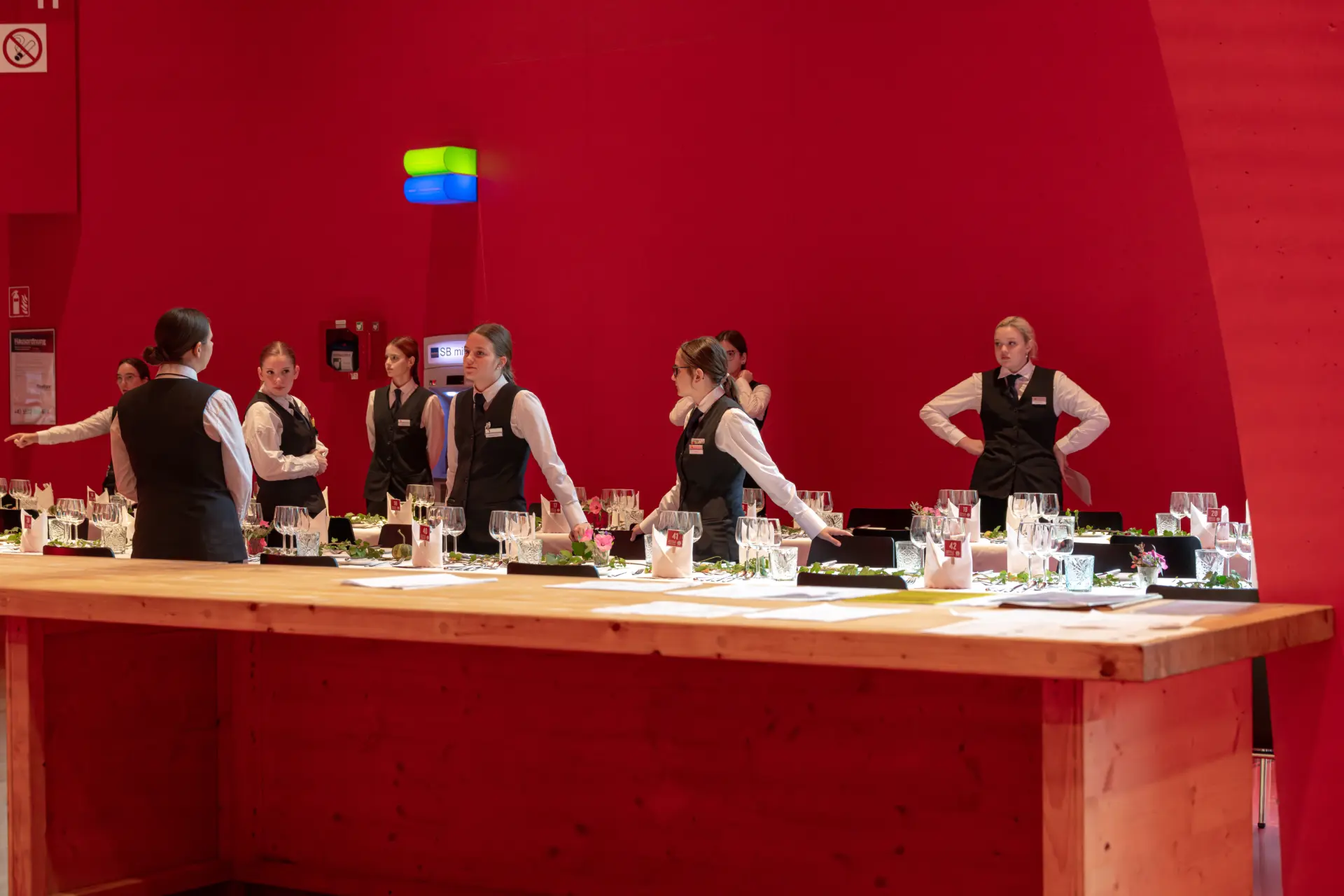 Kellner bereiten Tisch für Event vor.