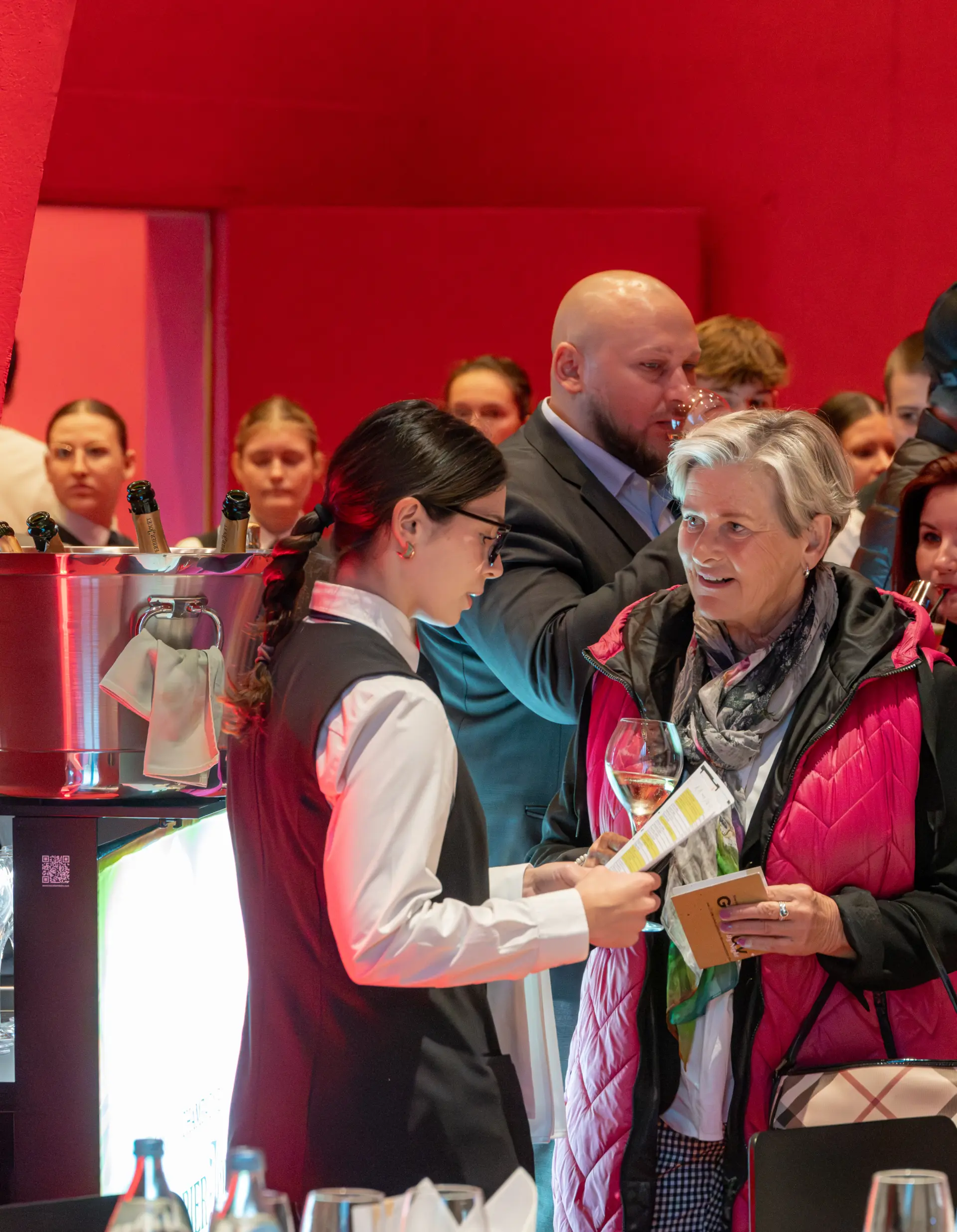 Kellnerin spricht mit Frau auf Veranstaltung