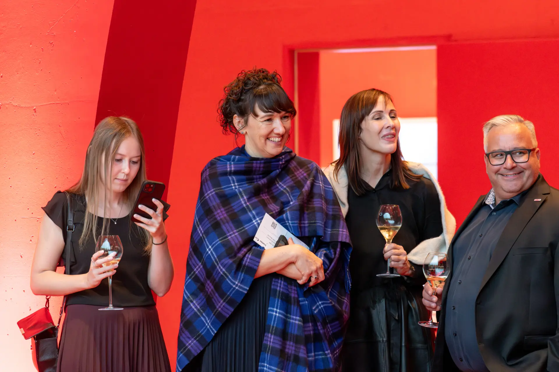 Menschen bei einer Veranstaltung mit Getränken