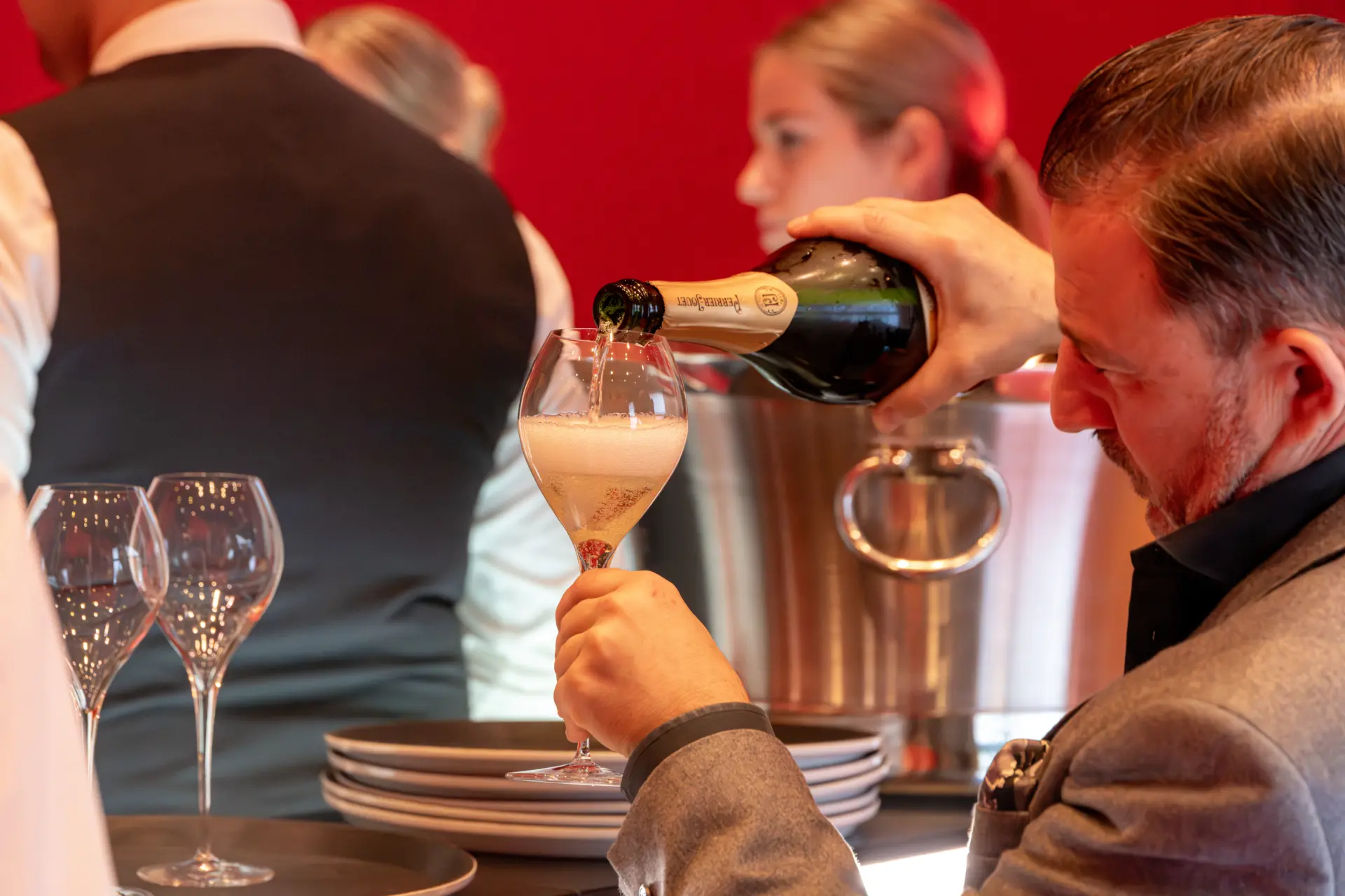 Person schenkt Sekt ein