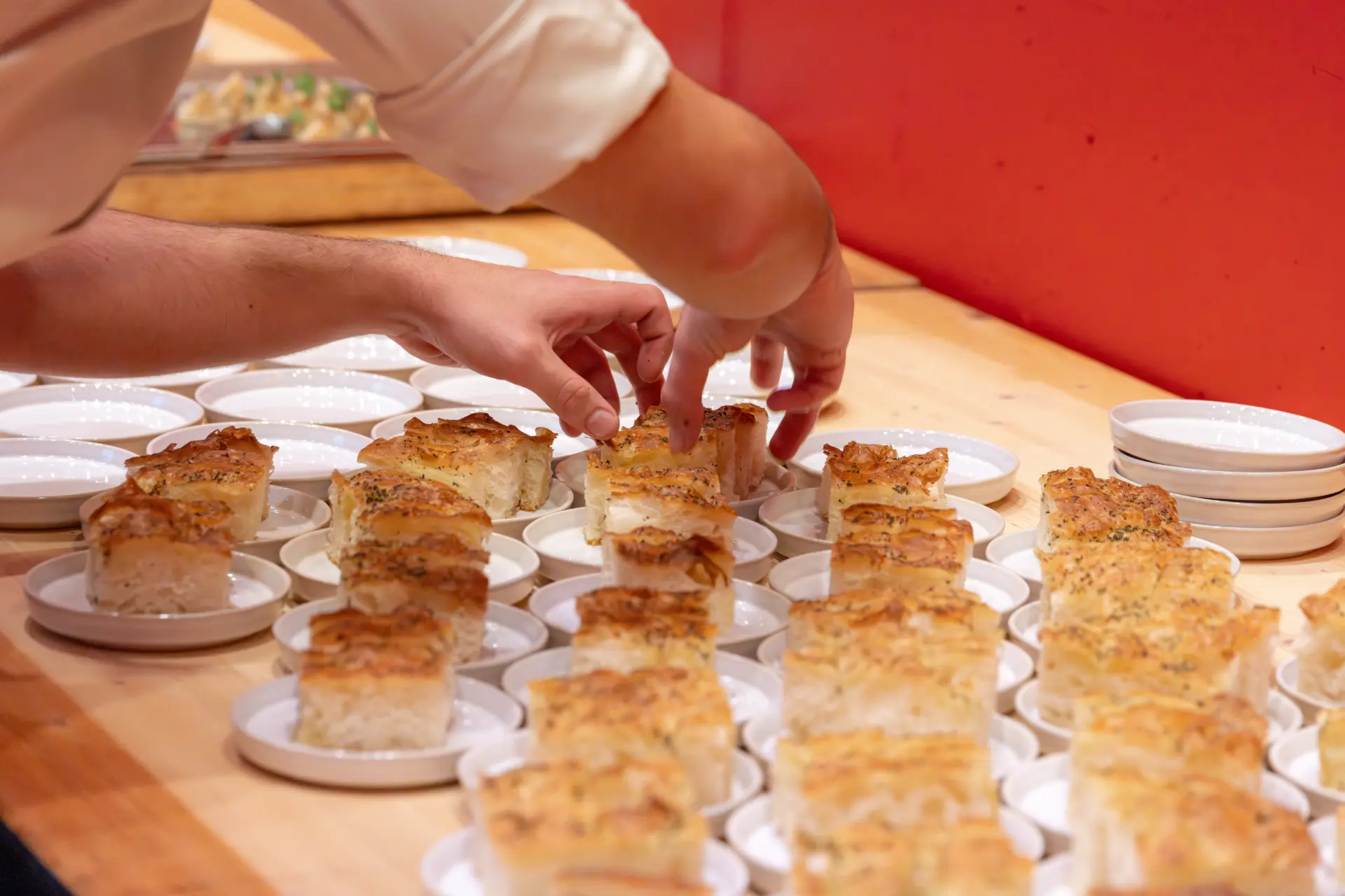 Koch arrangiert Brot auf Tellern