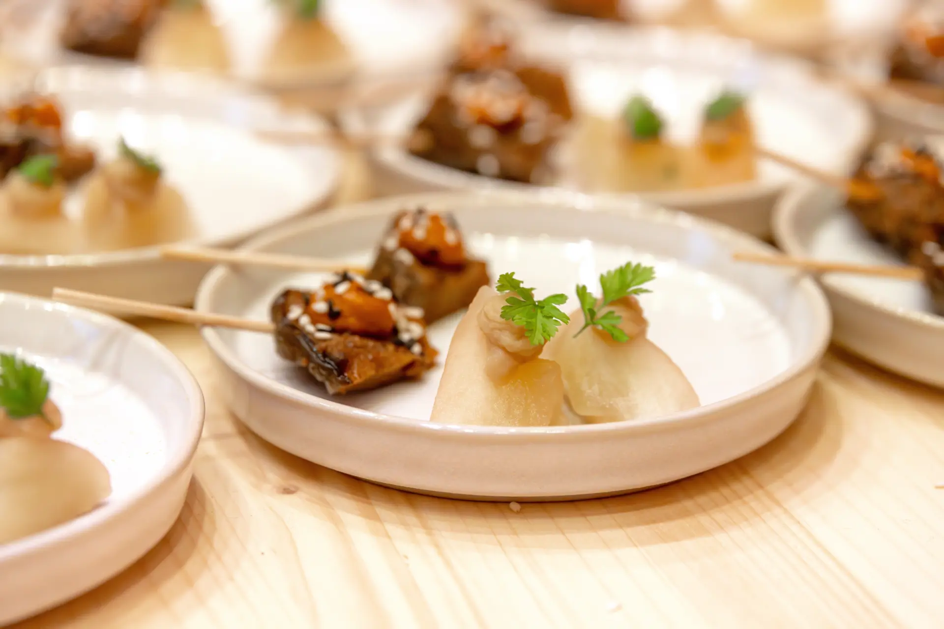 Gourmet-Teller mit Gemüse und Kräutern garniert.