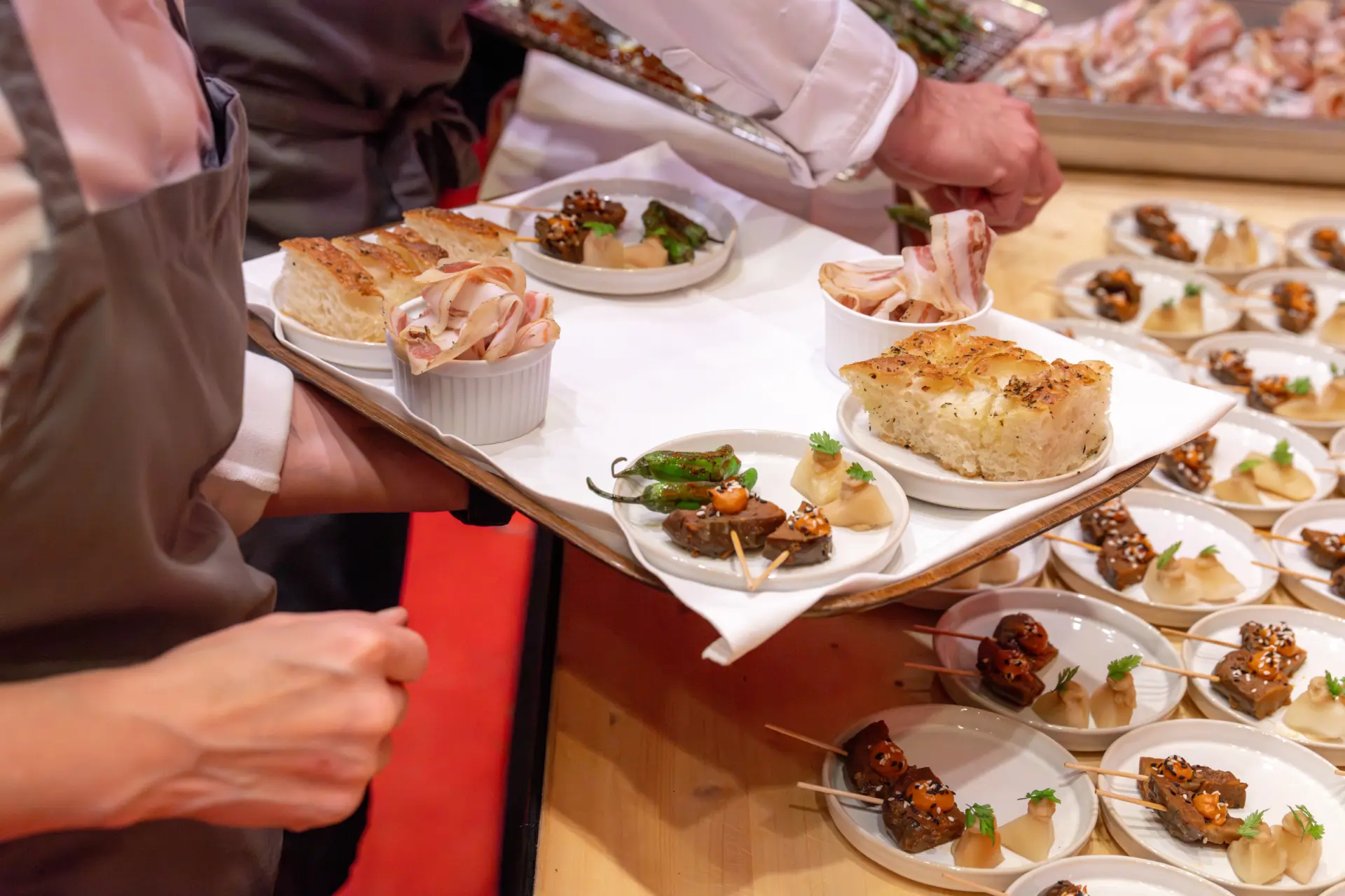 Häppchen-Selektion auf einem Tablett beim Catering-Event.