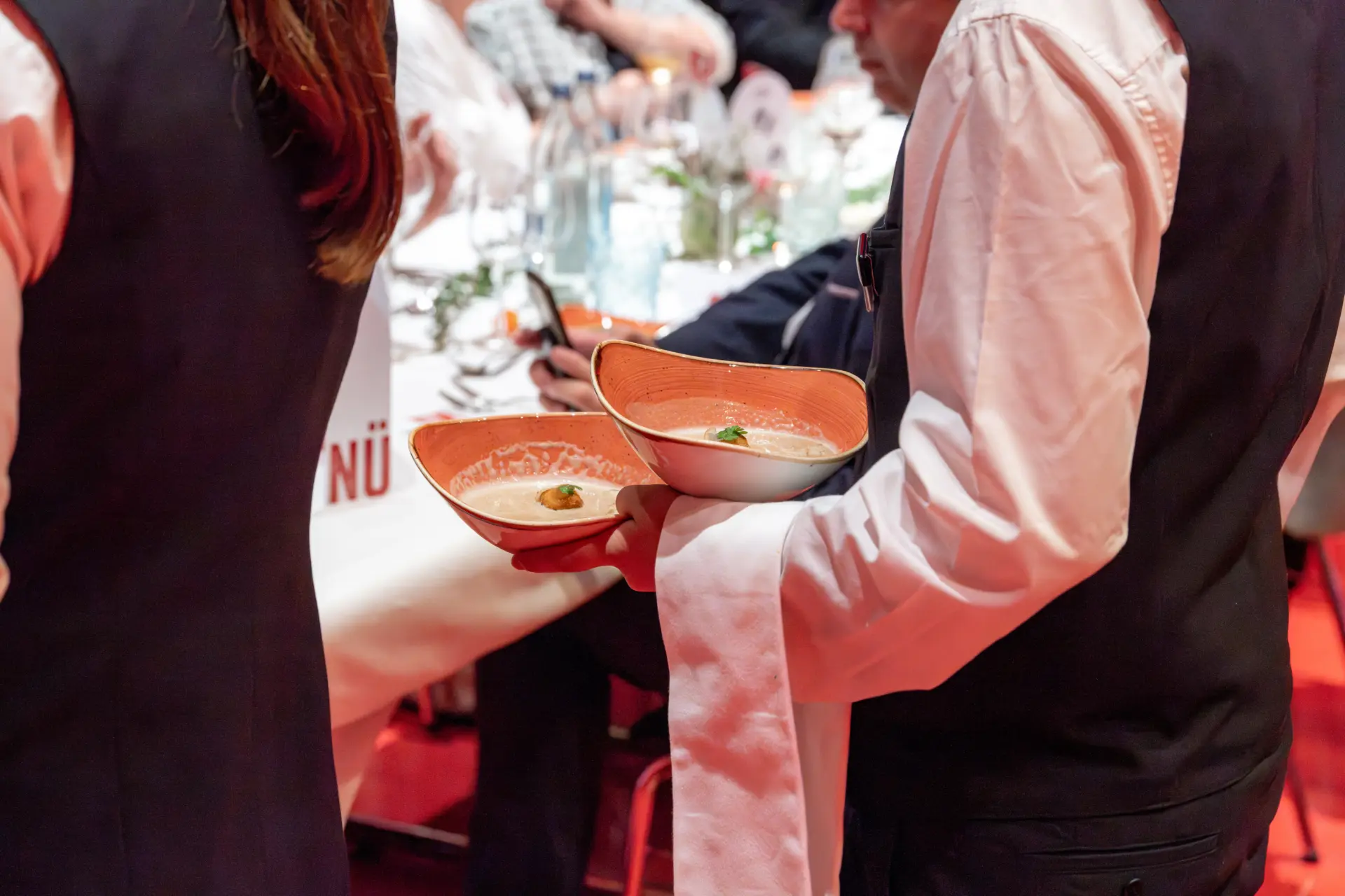 Kellner serviert Suppen bei Veranstaltung