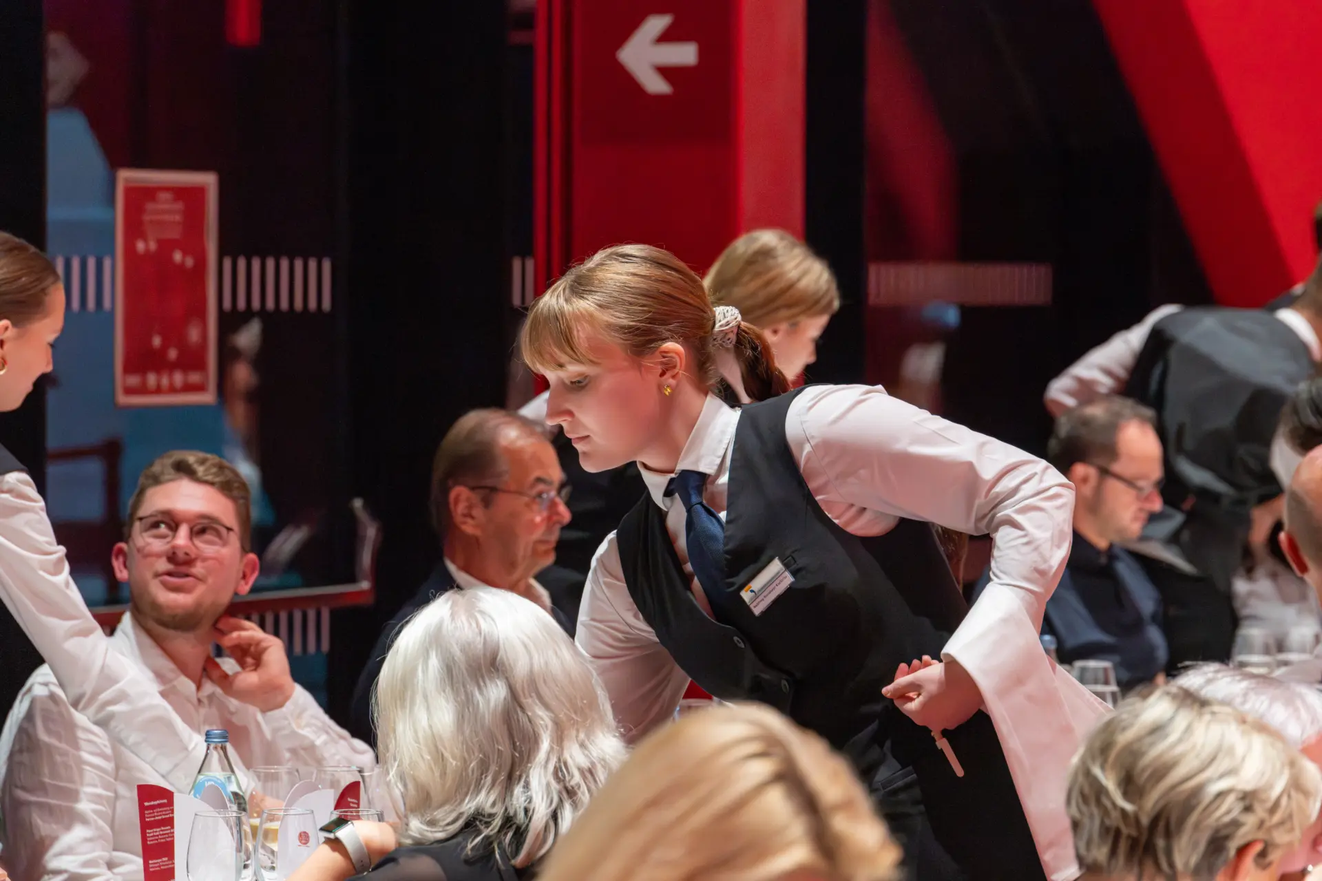 Restaurant-Szene mit Kellnerin und Gästen