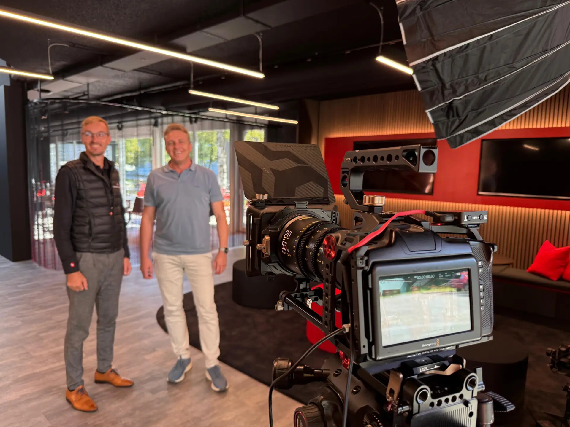 Kameraaufbau im modernen Studio mit zwei Personen.