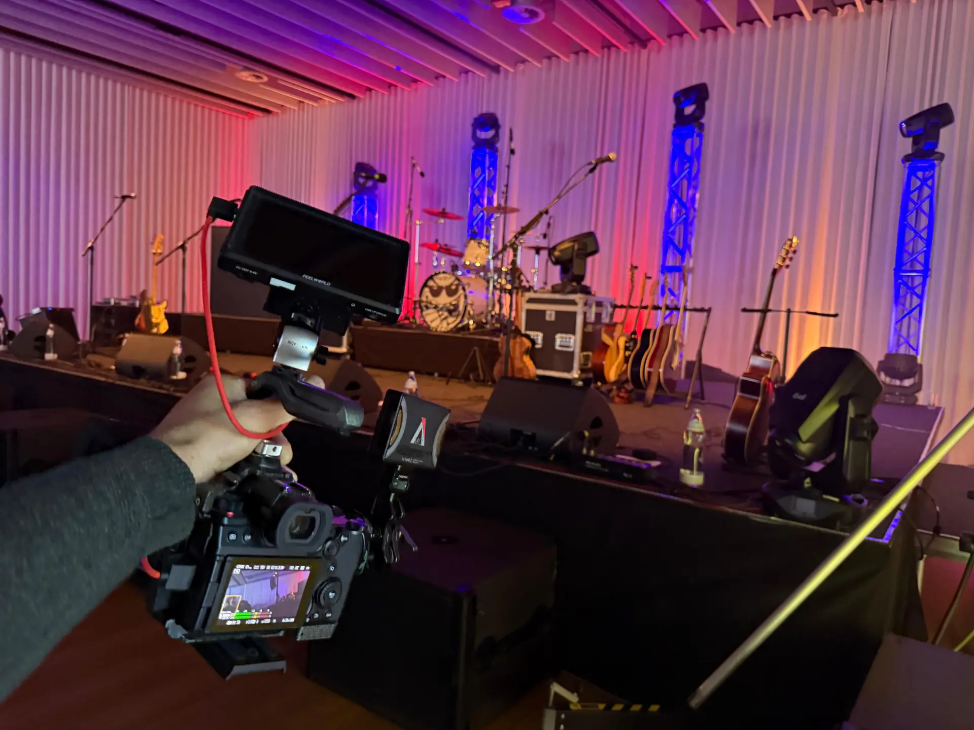 Kamera filmt bunte, leere Bühne mit Instrumenten.