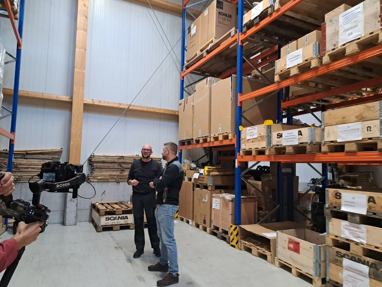 Männer sprechen in einem Lager mit Kartons