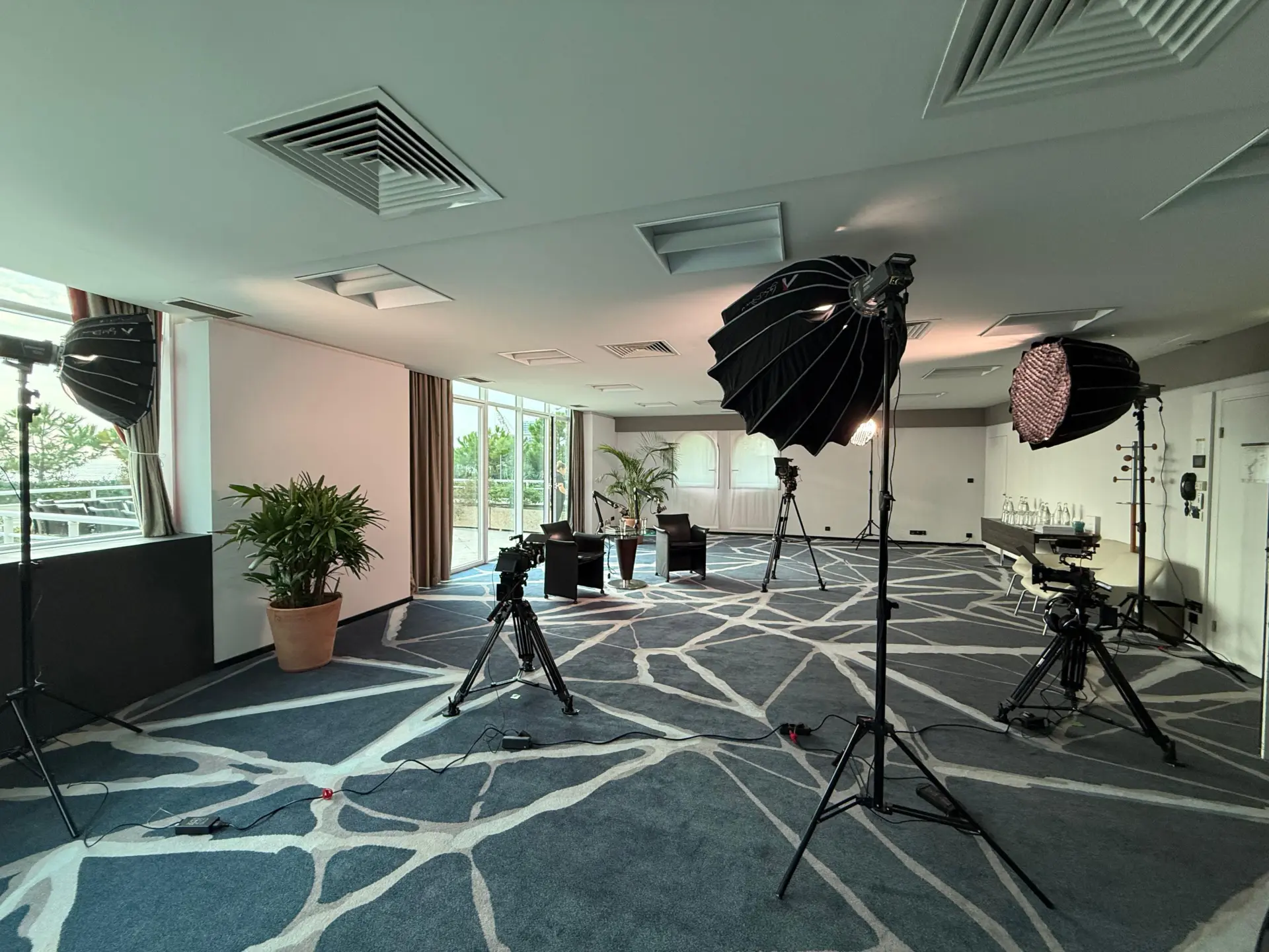 Leeres Studio mit Beleuchtung und Kameras.