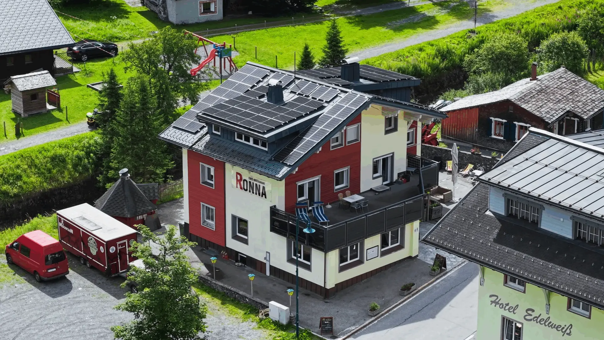 Haus mit Solaranlagen, grüne Umgebung, Aussicht von oben